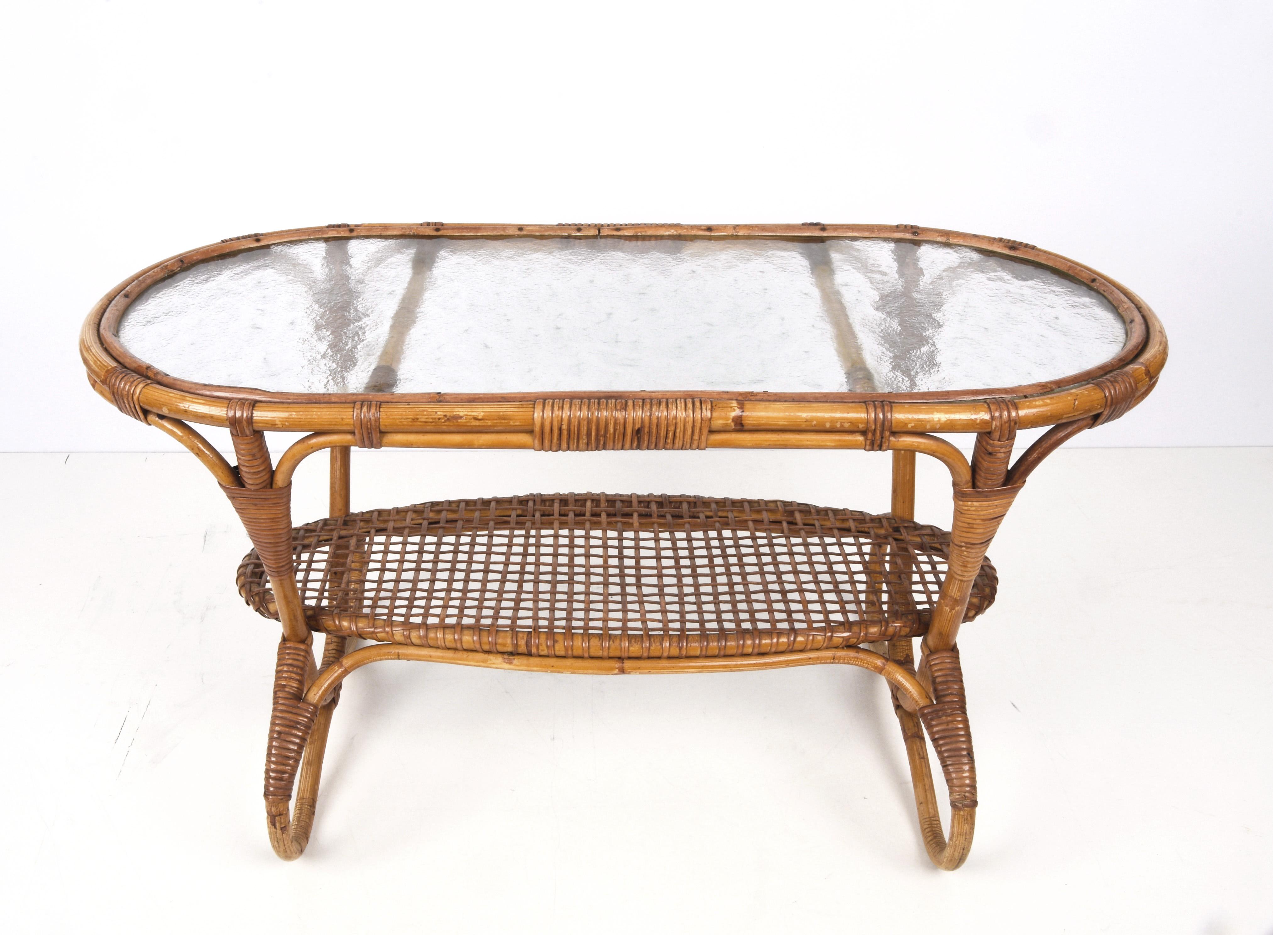 Milieu du XXe siècle Table basse hollandaise ovale en rotin et bambou avec plateau en verre, années 1950 en vente