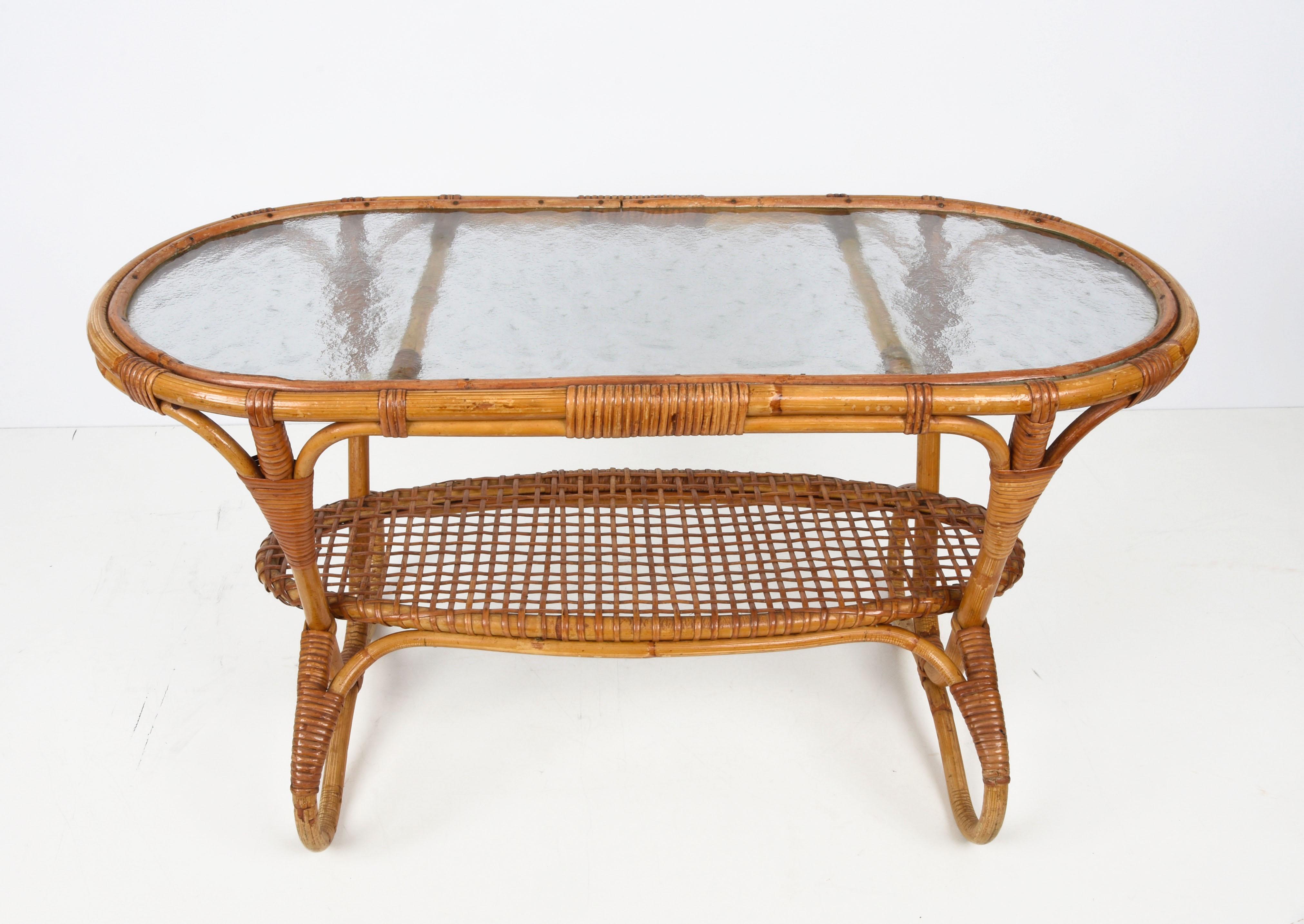 Table basse hollandaise ovale en rotin et bambou avec plateau en verre, années 1950 en vente 1