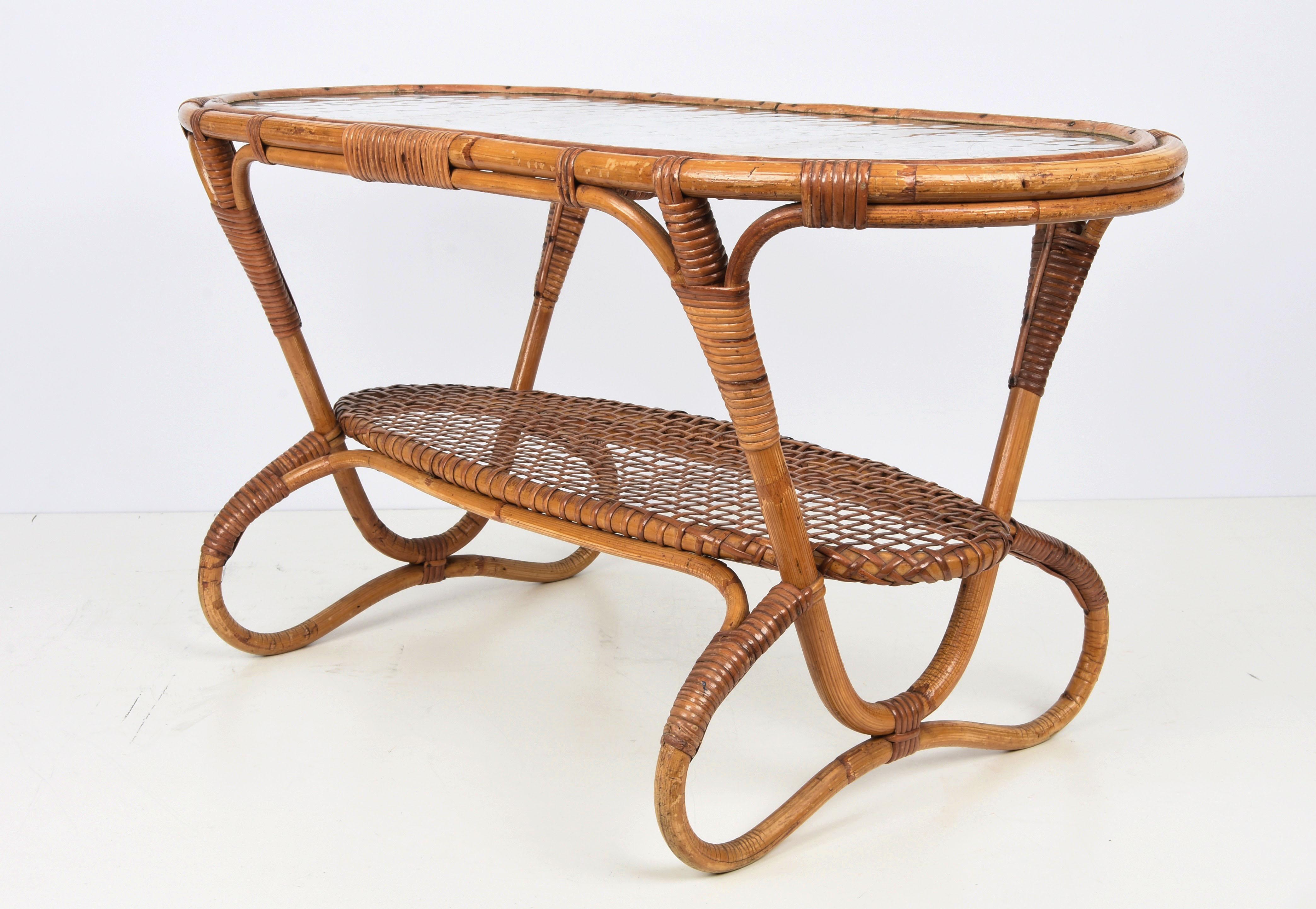 Table basse hollandaise ovale en rotin et bambou avec plateau en verre, années 1950 en vente 2