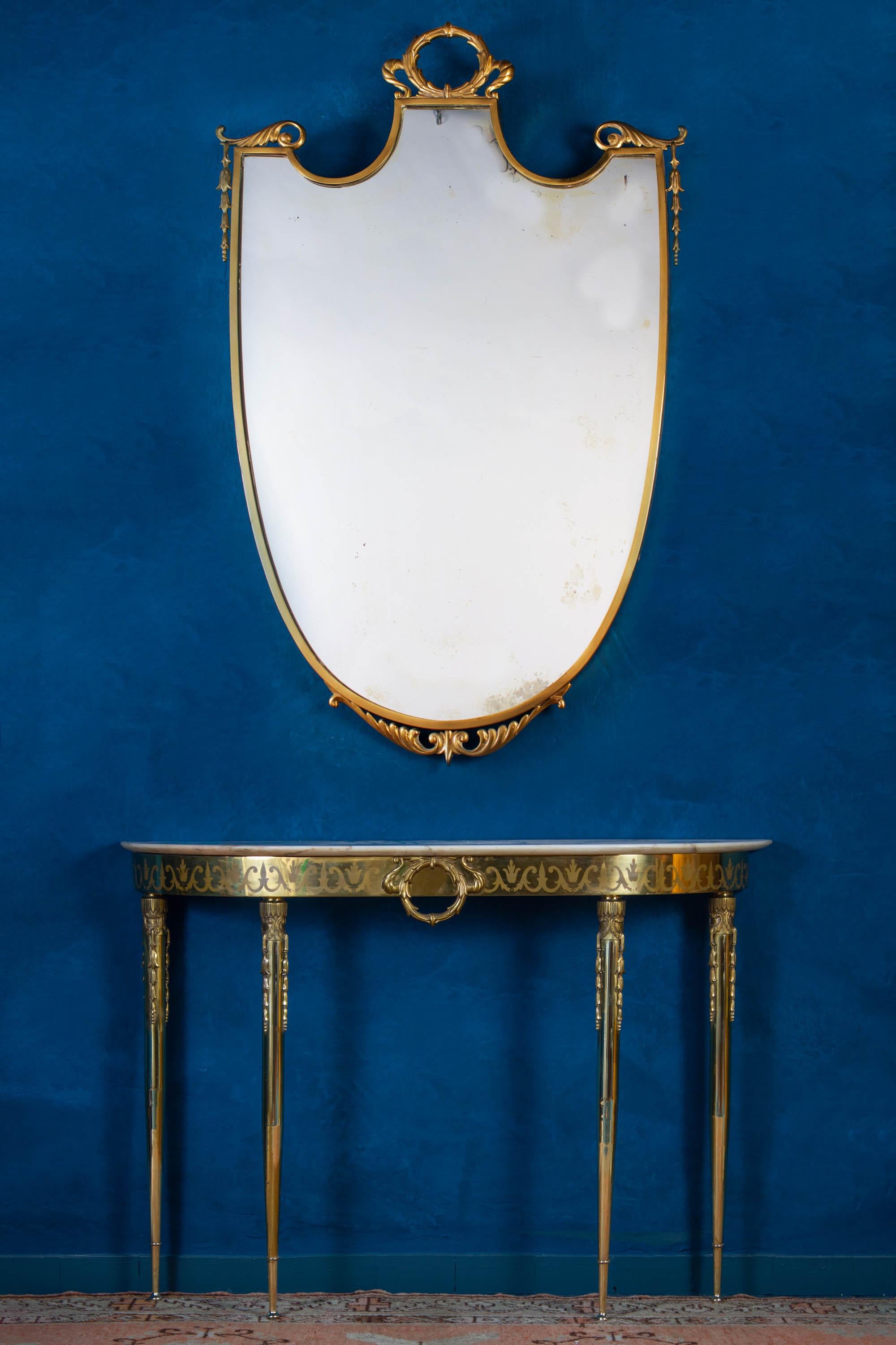 Elegant Italian midcentury brass console table with a veneered marble top.
Finely chiseled brass decoration.
 
 