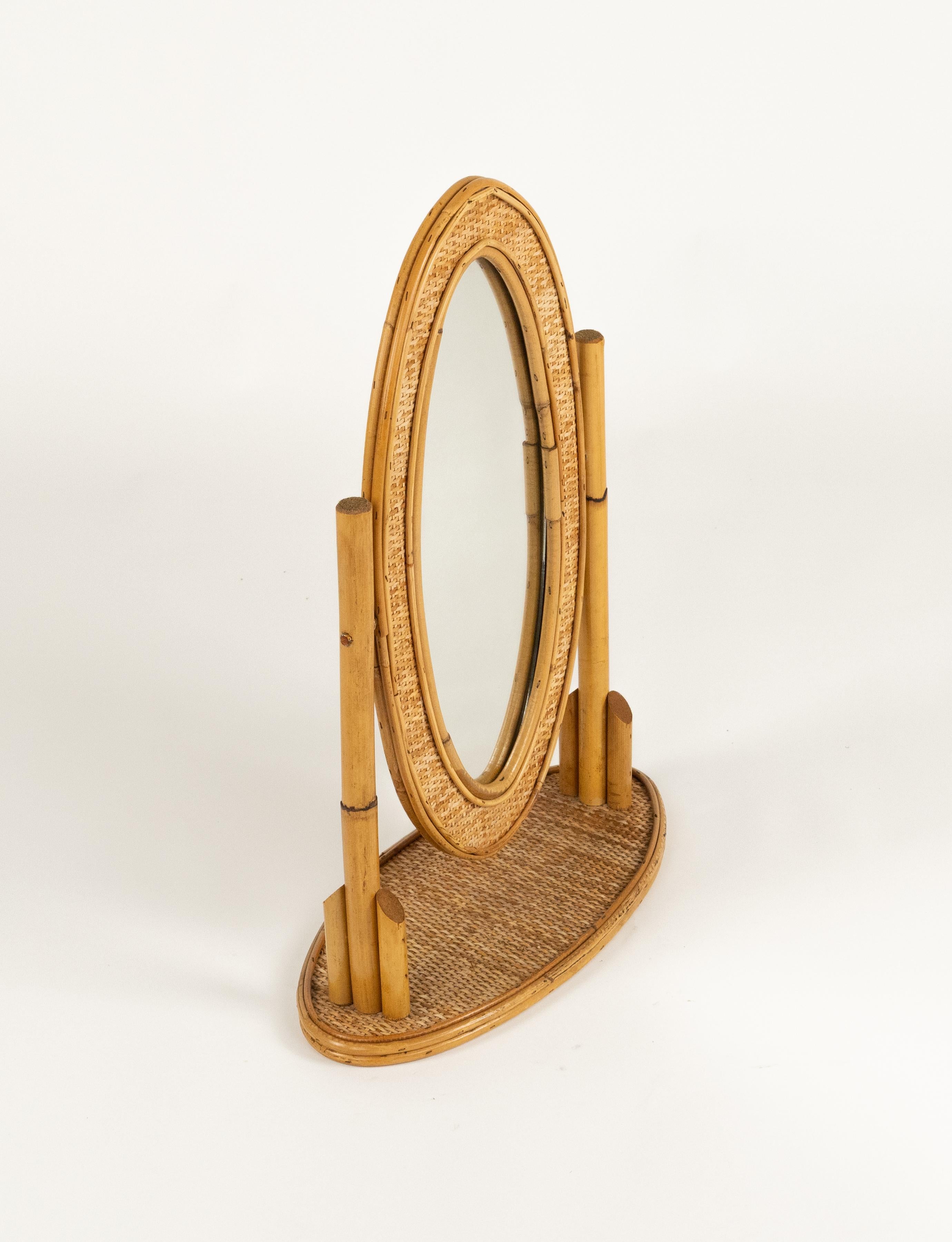 Metallo Specchio da tavolo ovale del Medioevo in bambù, rattan e vimini, Italia anni '70 in vendita