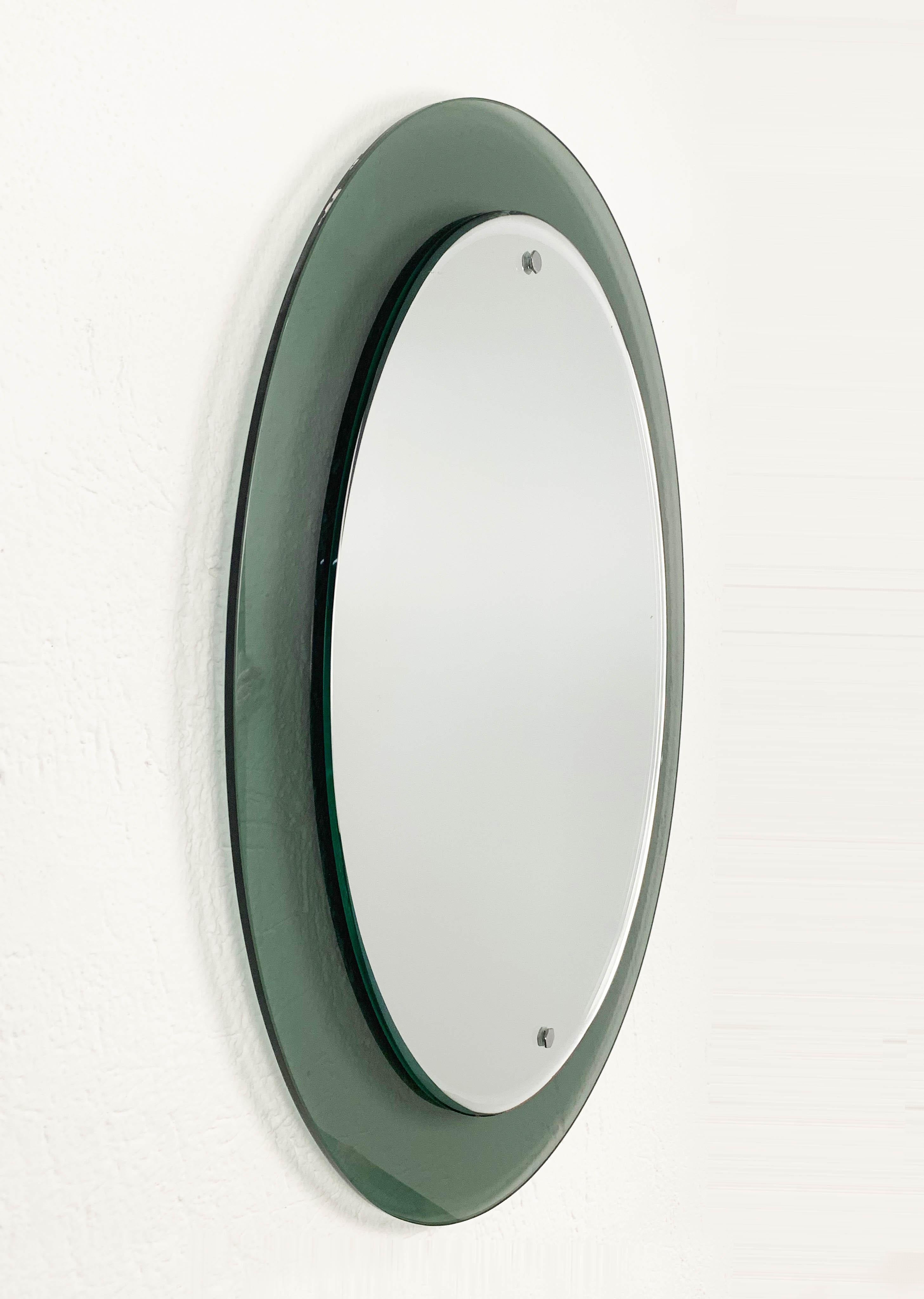 Wonderful midcentury oval wall glass framed mirror. This amazing oval double-level mirror was produced in Italy during the 1960s and it was probably designed by Cristal Art Italy.

In its essential, pure midcentury design and lines, it features a