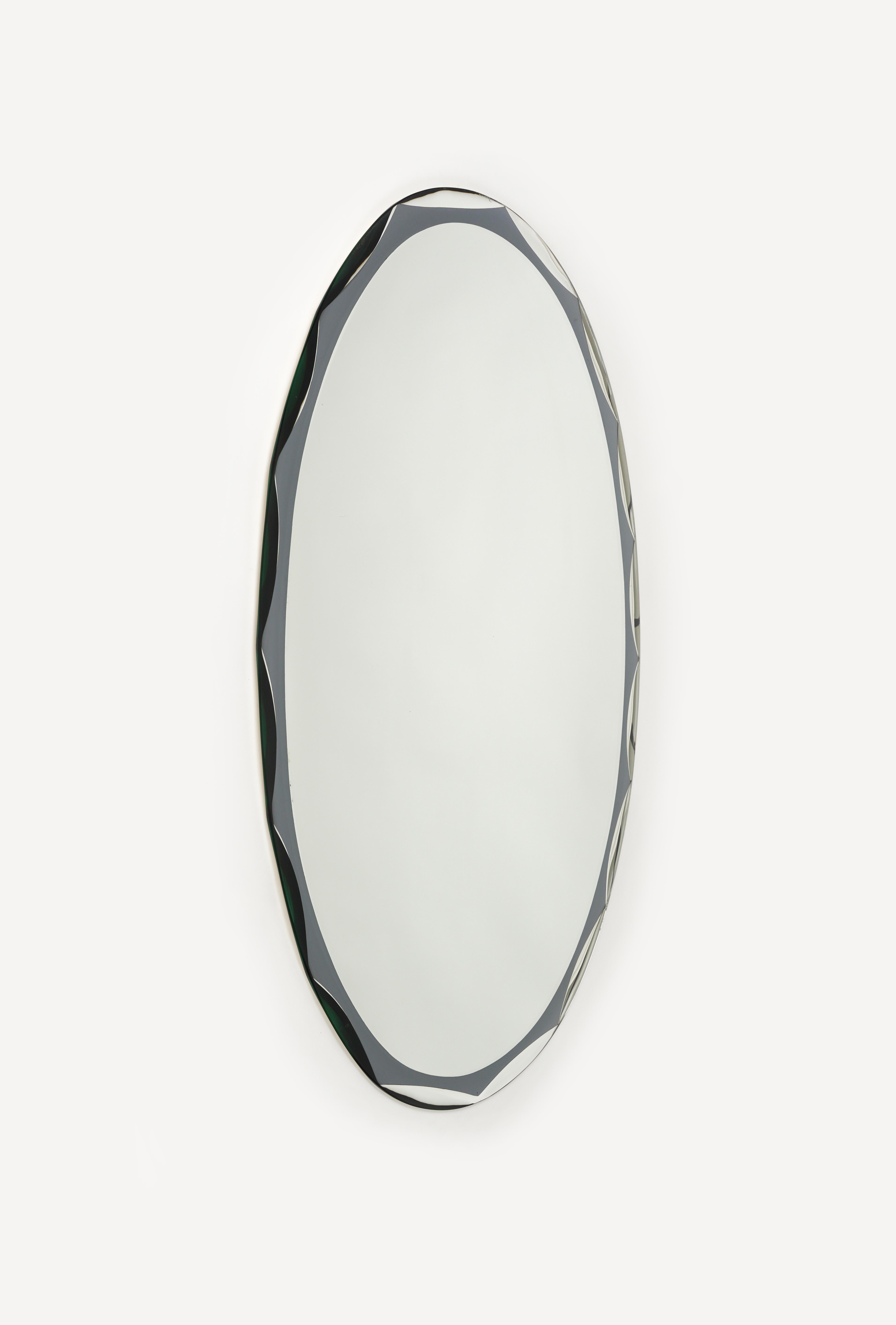 Midcentury amazing oval wall mirror with a black mirrored border attributed to Metalvetro Galvorame.

Made in Italy in the 1970s.

The mirror is very well-made and in good vintage condition.

The mirror would be perfect for a bedroom, dressing room,