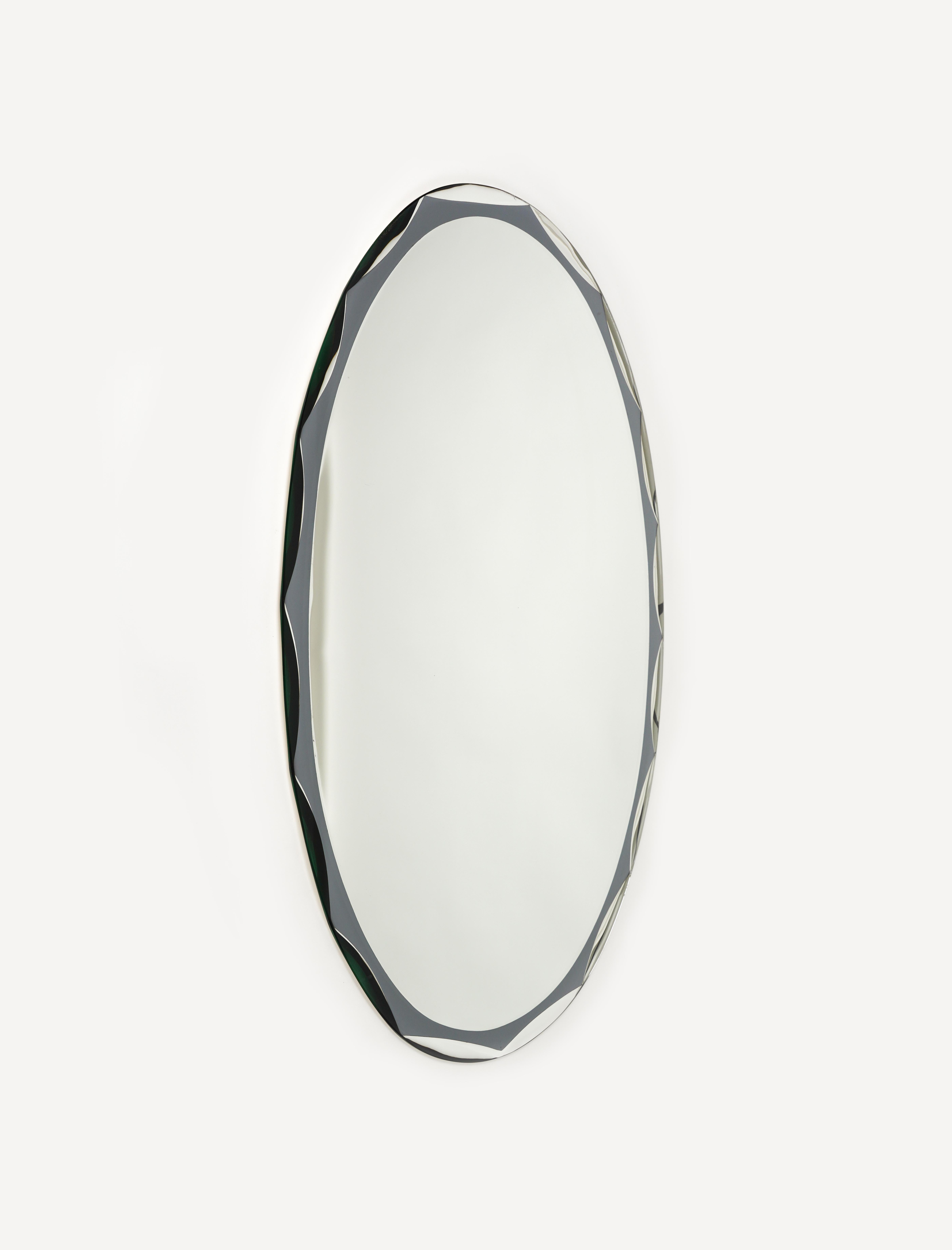 Midcentury Oval Wall Mirror Attributed to Metalvetro Galvorame, Italy 1970s In Good Condition For Sale In Rome, IT