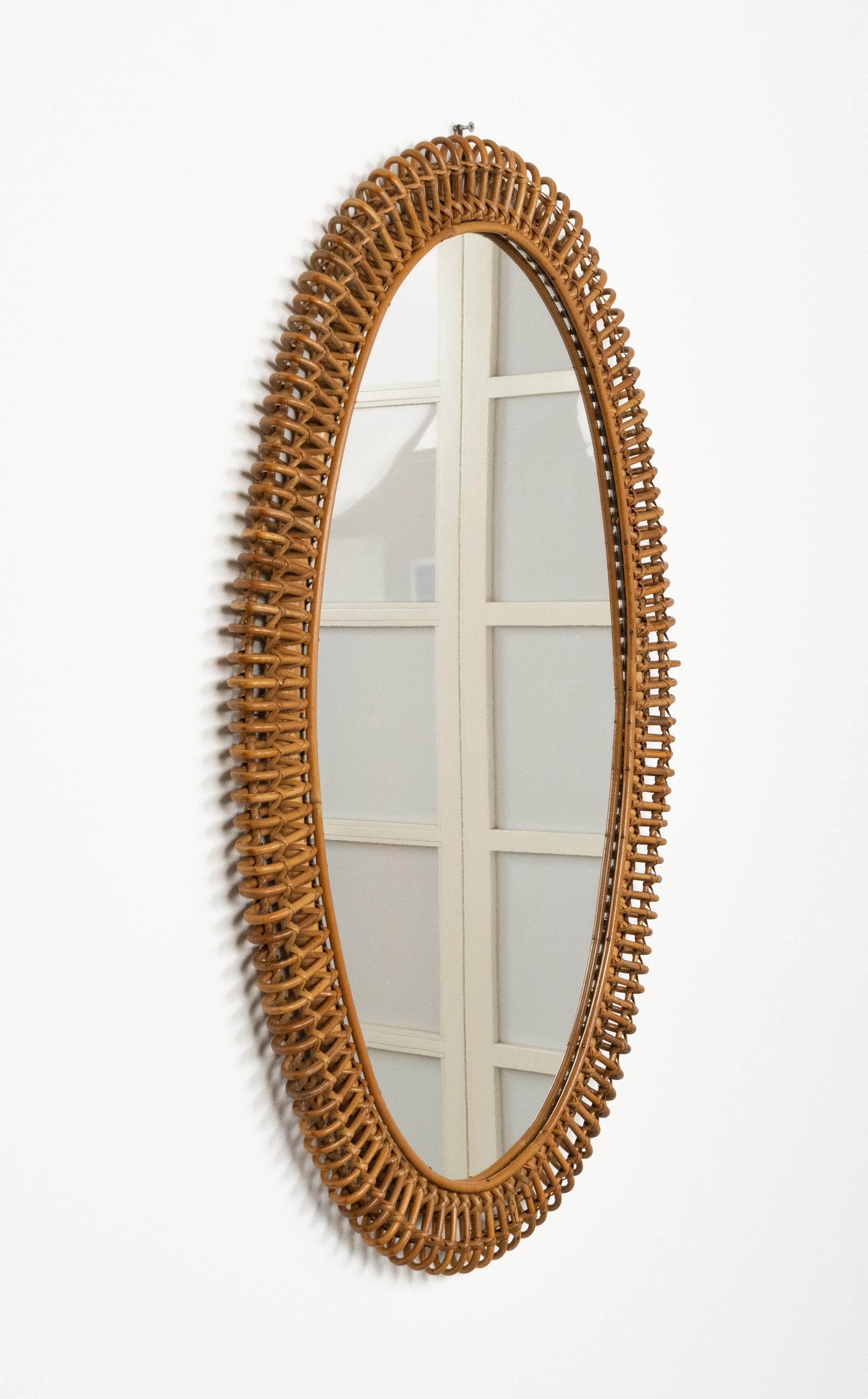 Specchio da parete ovale in rattan e bambù del Medioevo, Italia 1960 in vendita 2