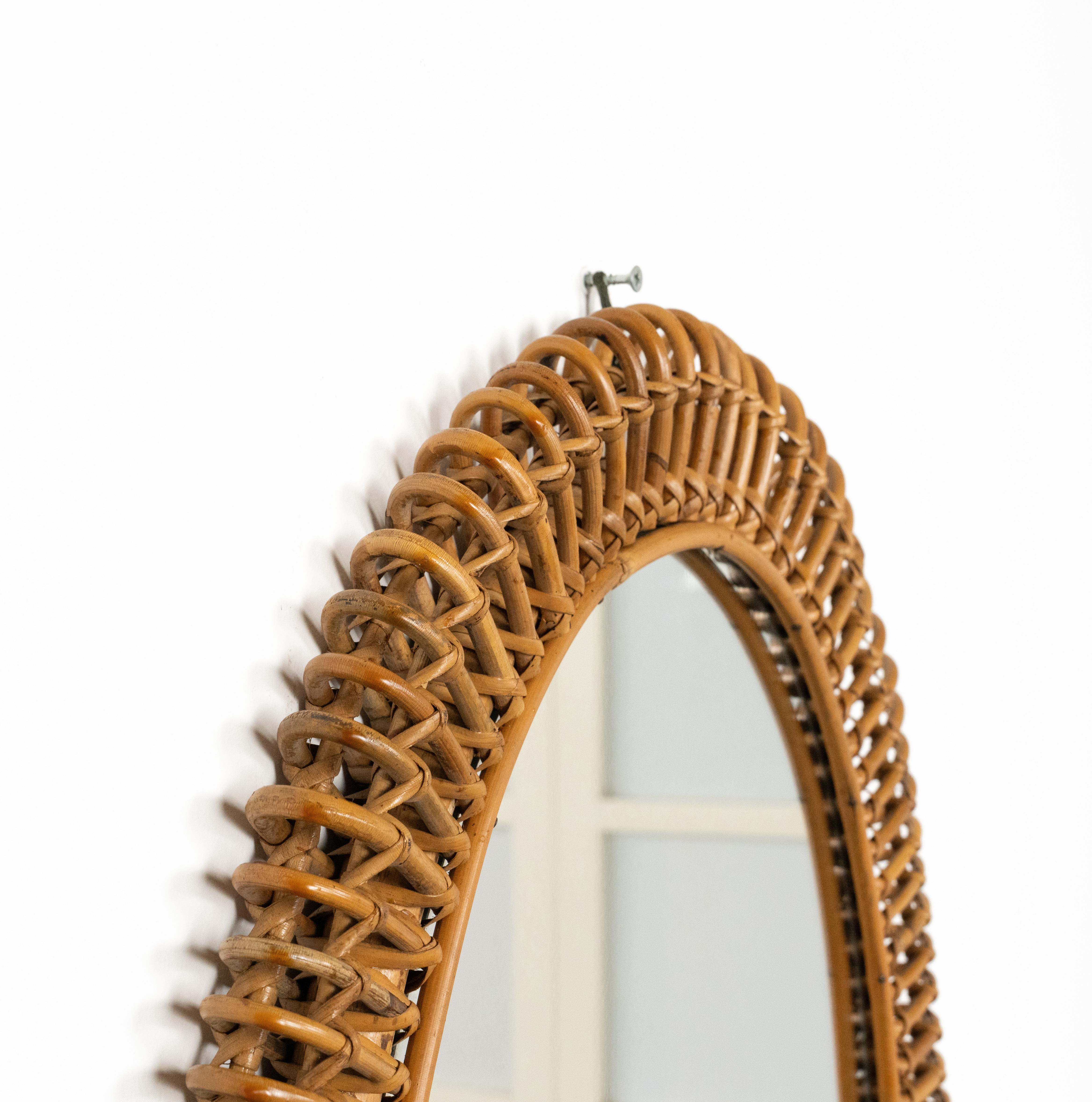 Specchio da parete ovale in rattan e bambù del Medioevo, Italia 1960 in vendita 3