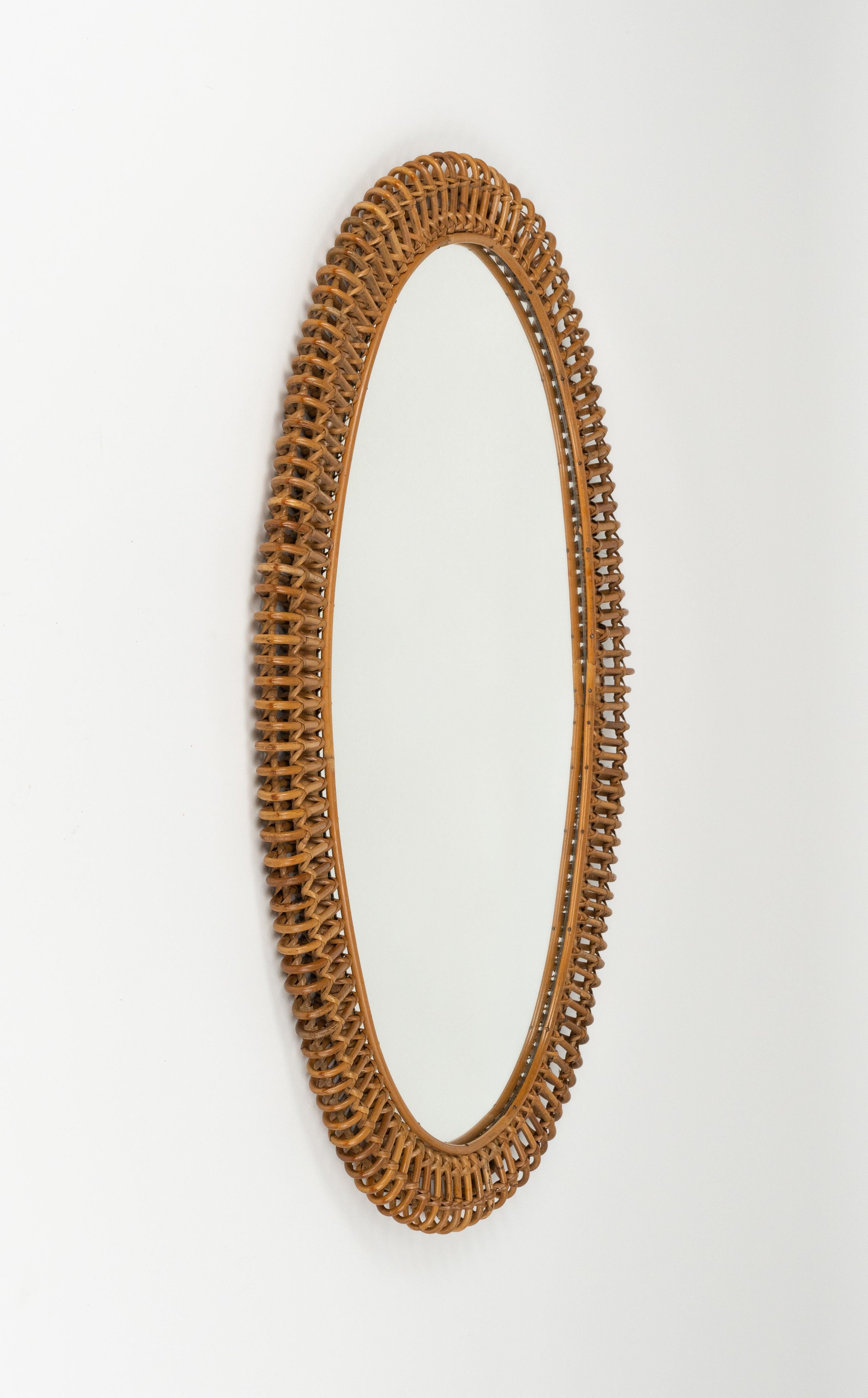 Mid-Century moderno Specchio da parete ovale in rattan e bambù del Medioevo, Italia 1960 in vendita