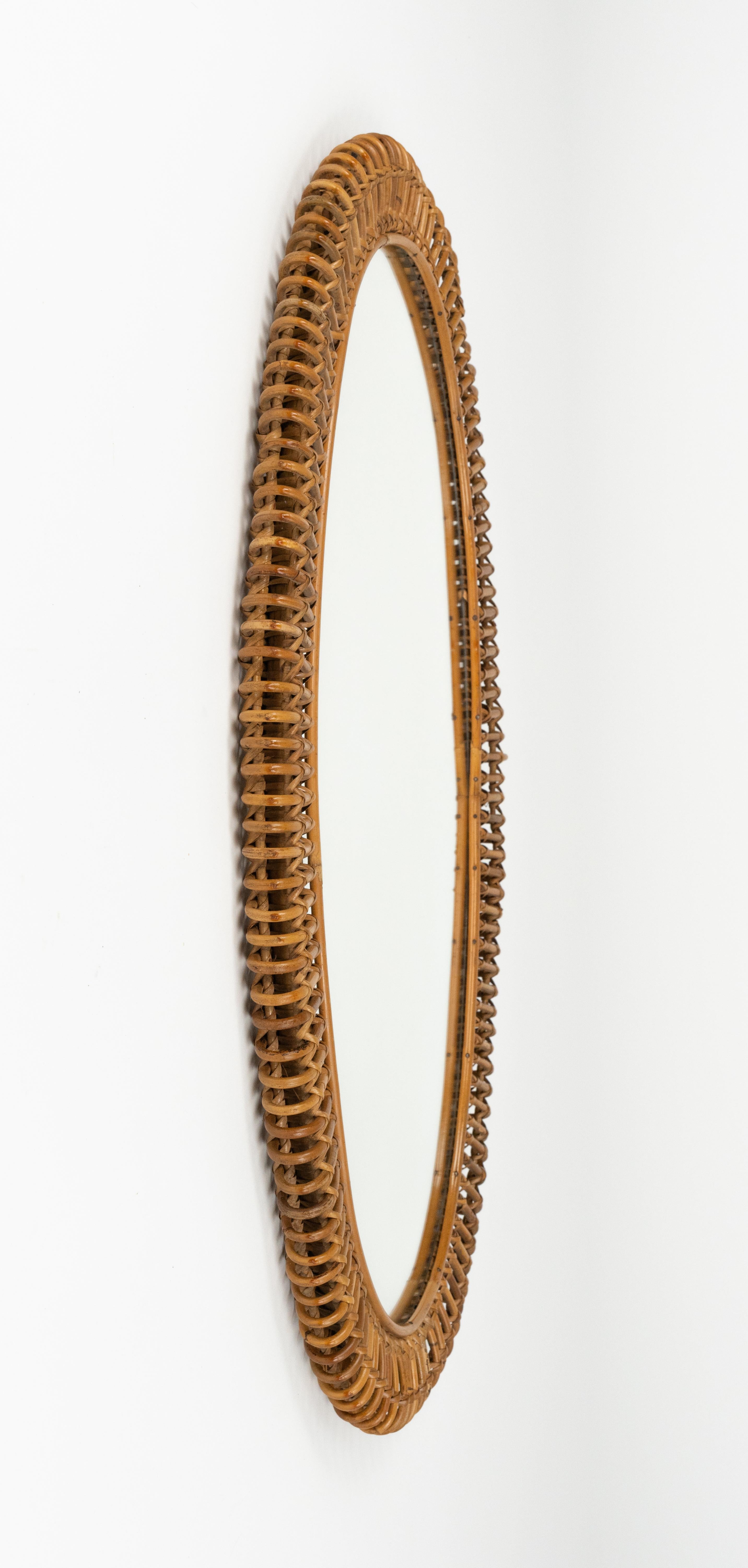 Fatto a mano Specchio da parete ovale in rattan e bambù del Medioevo, Italia 1960 in vendita
