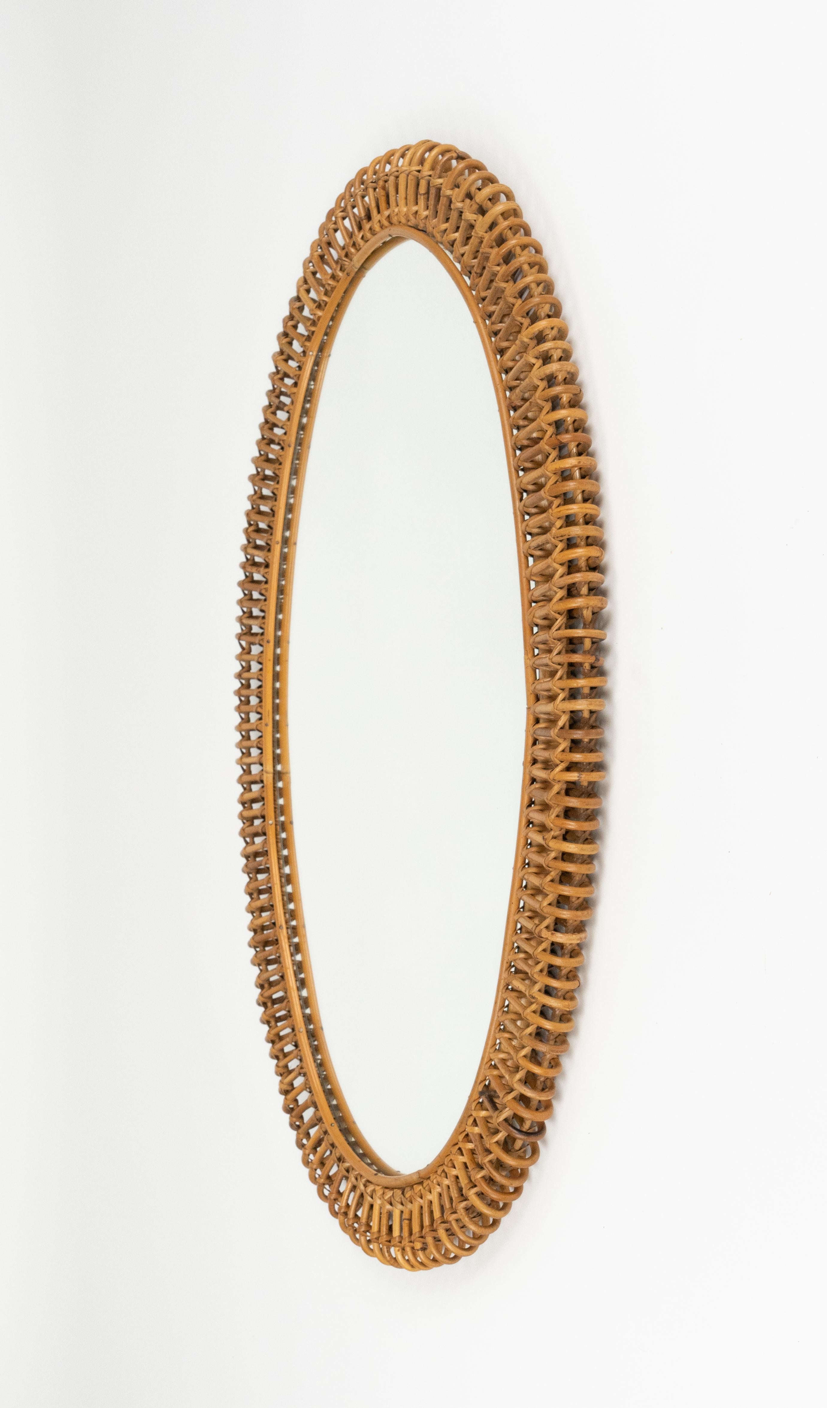 Metà XX secolo Specchio da parete ovale in rattan e bambù del Medioevo, Italia 1960 in vendita