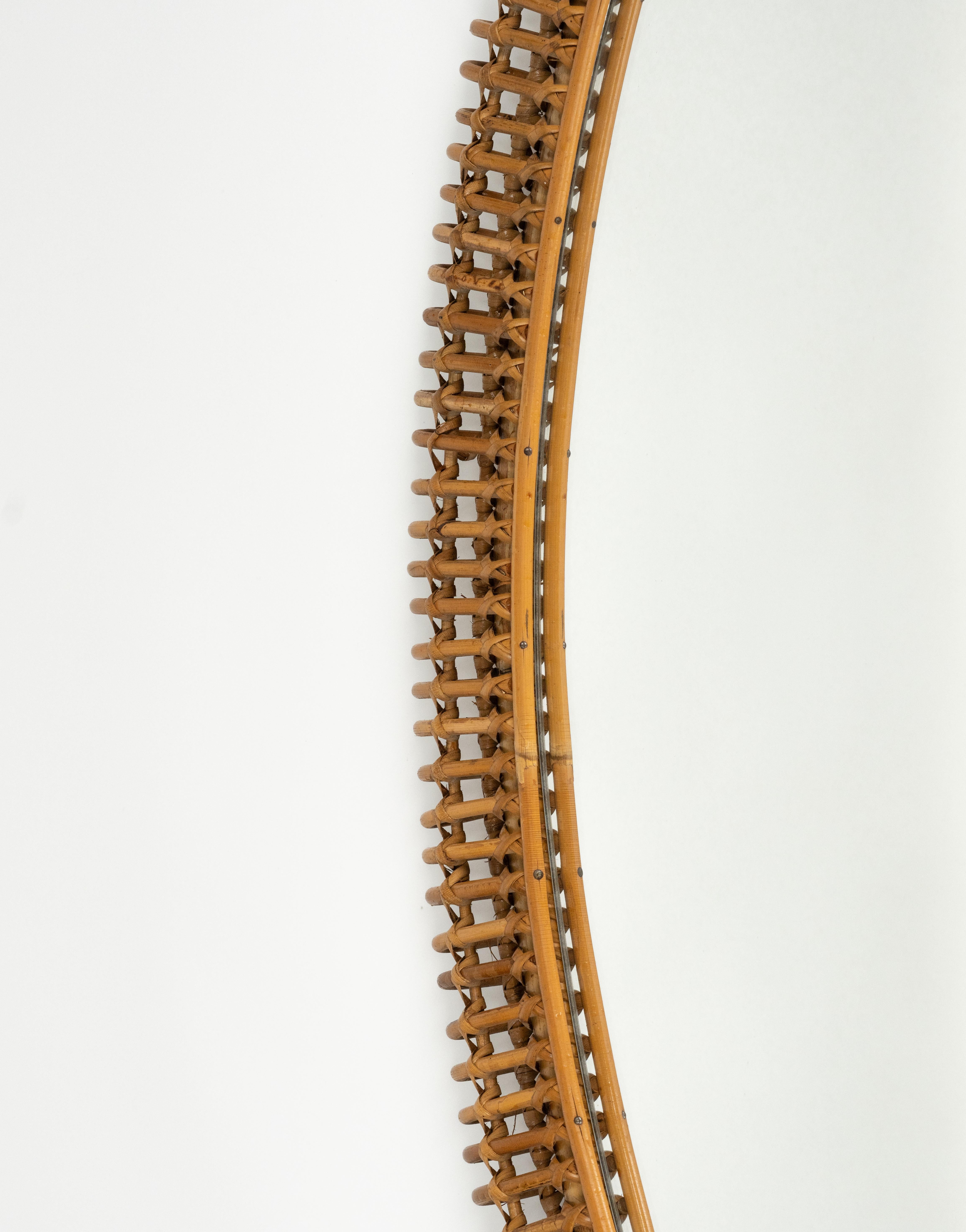 Bambù Specchio da parete ovale in rattan e bambù del Medioevo, Italia 1960 in vendita