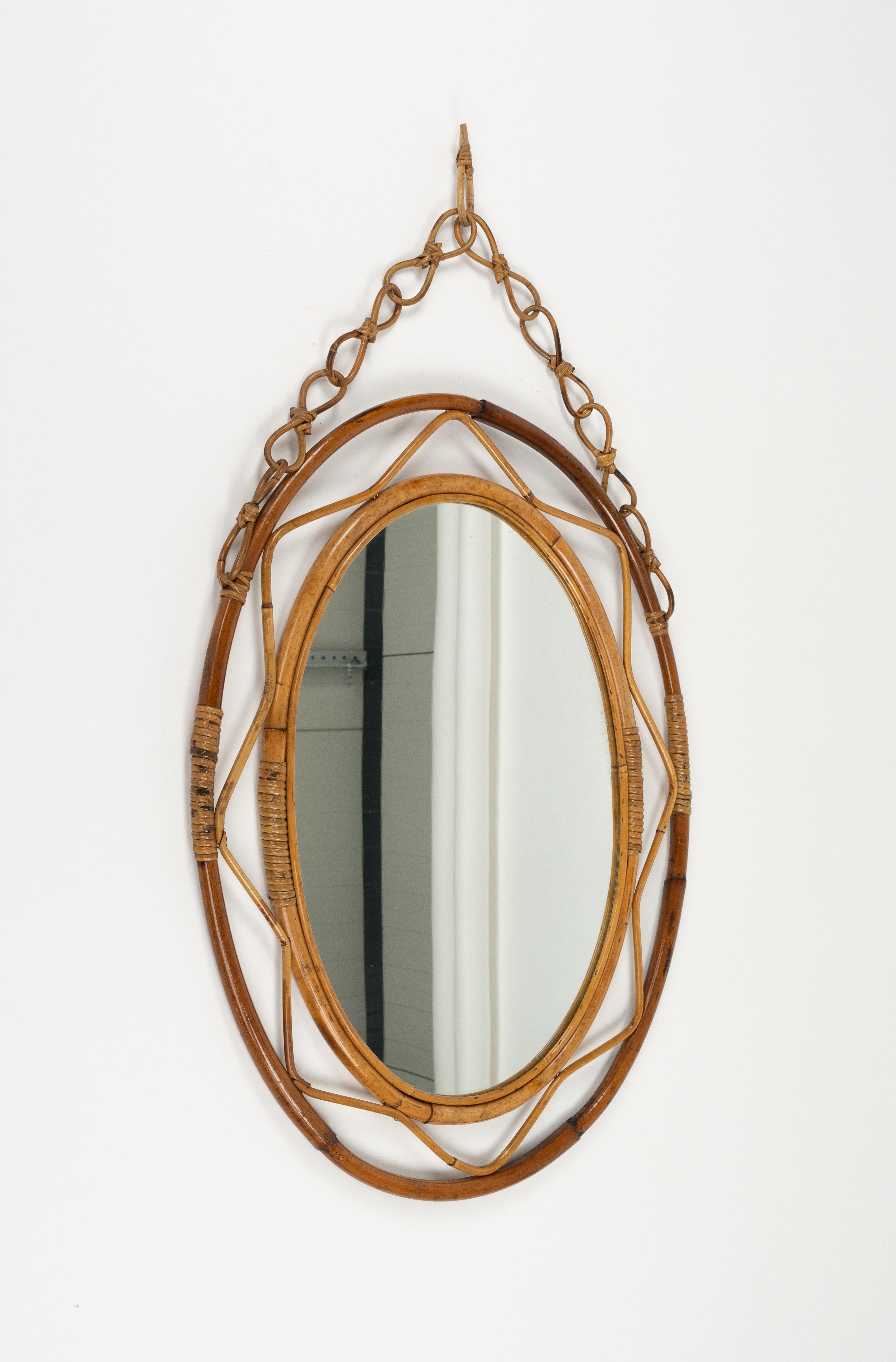 Mid-Century Modern Miroir mural ovale du milieu du siècle dernier en rotin et bambou avec chaîne, Italie, années 1960 en vente