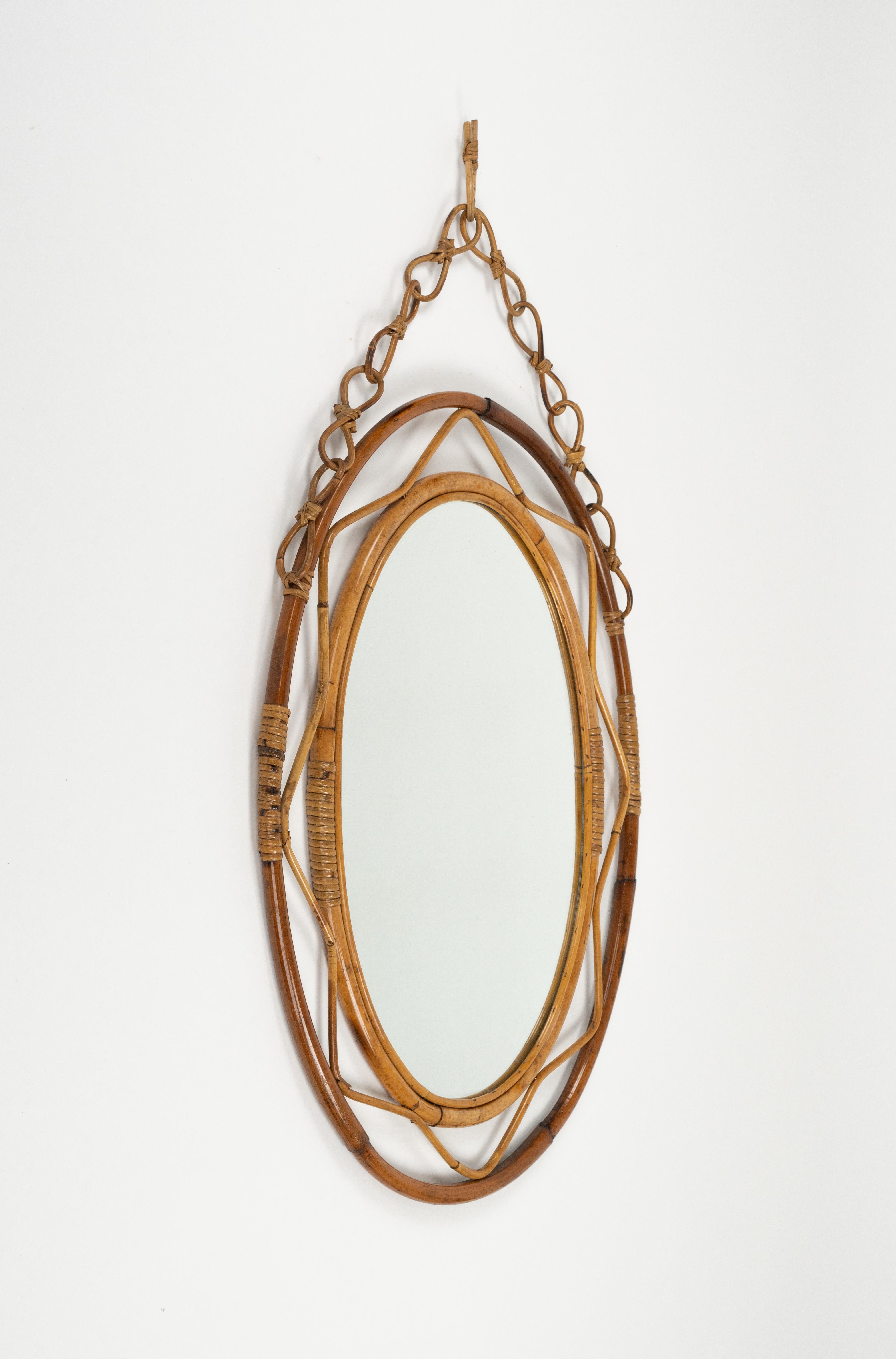 Milieu du XXe siècle Miroir mural ovale du milieu du siècle dernier en rotin et bambou avec chaîne, Italie, années 1960 en vente