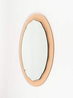 Specchio da parete ovale di metà secolo con cornice rosa Attribuito a Cristal Arte, Italia anni '60
