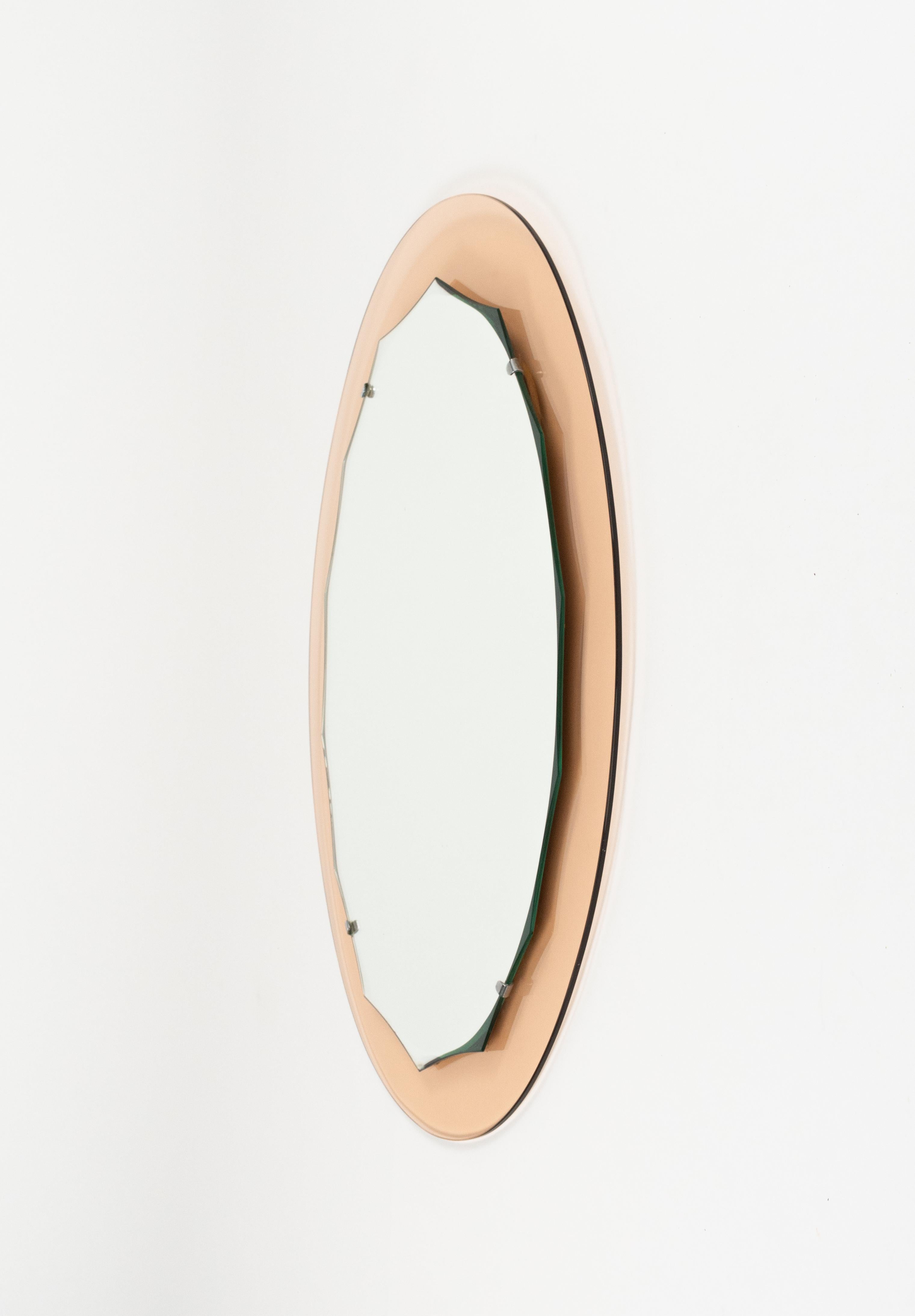 Mid-Century moderno Specchio da parete ovale di metà secolo con cornice rosa Attribuito a Cristal Arte, Italia anni '60 in vendita