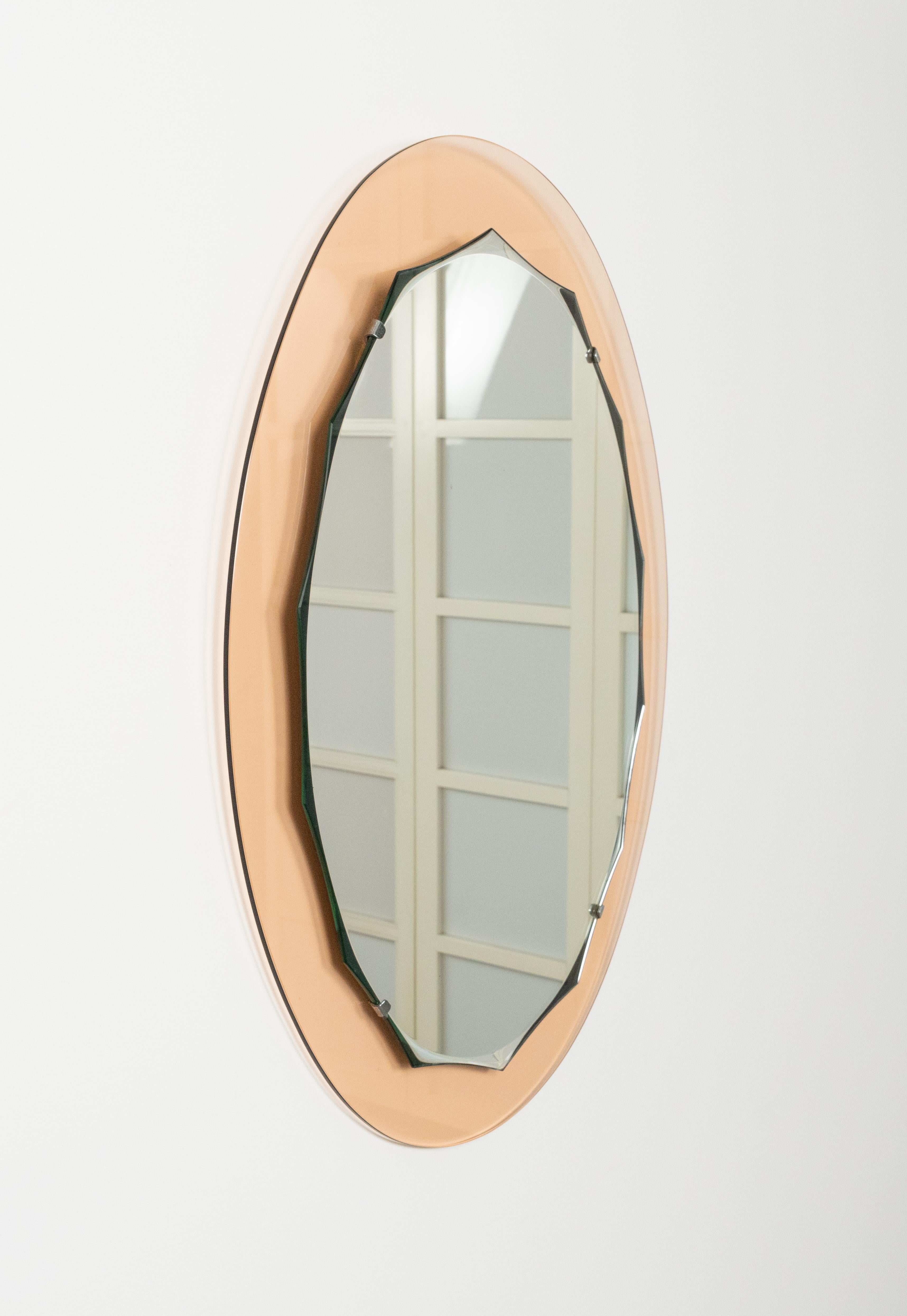Metallo Specchio da parete ovale di metà secolo con cornice rosa Attribuito a Cristal Arte, Italia anni '60 in vendita