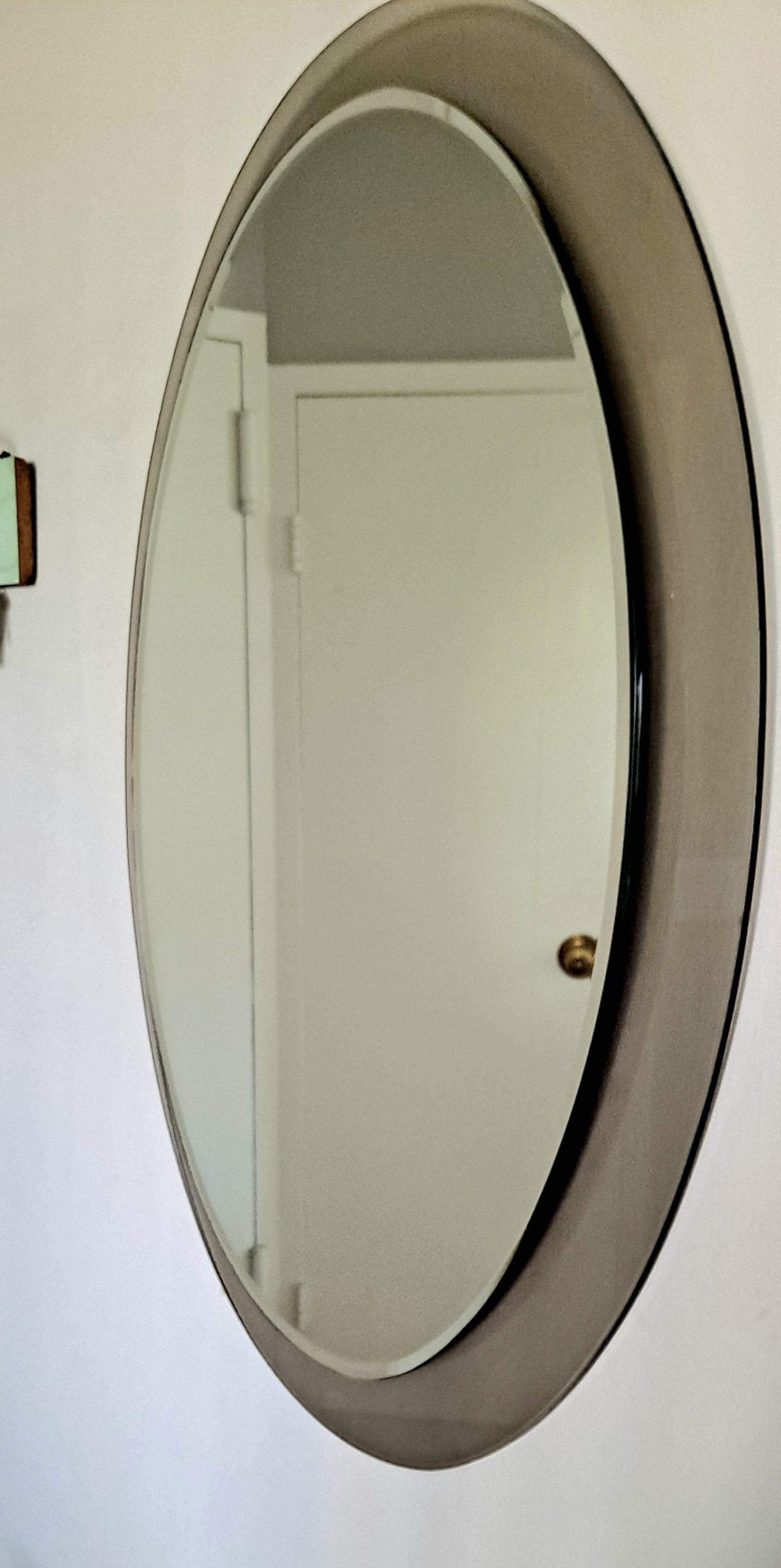 Miroir mural italien vintage ovale courbé avec cadre en verre fumé sculpté par Cristal Arte. 
Livraison à domicile sur le territoire continental des États-Unis 225  2-4 semaines 
