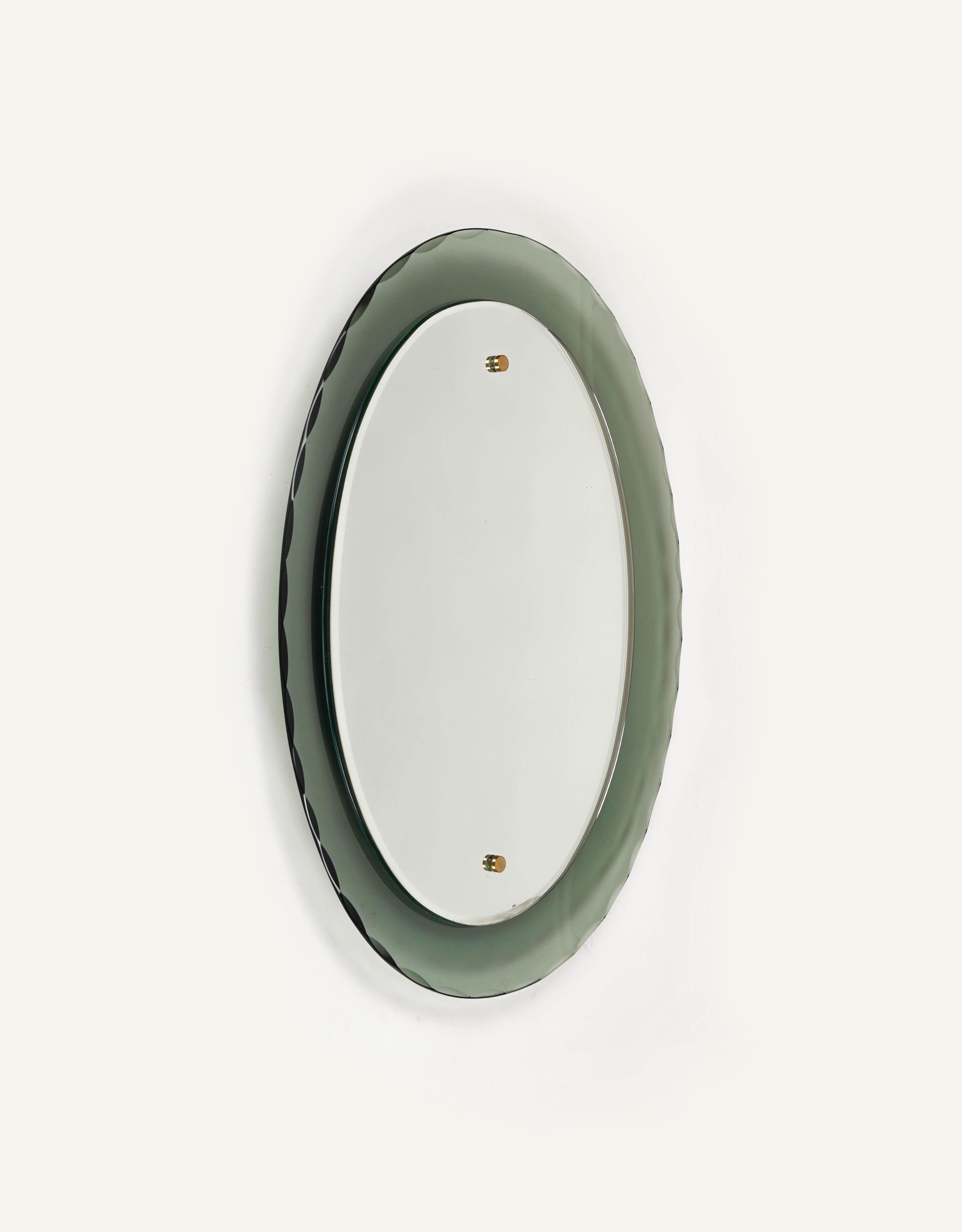 Magnifique miroir mural ovale courbé avec cadre en verre fumé sculpté par Cristal Arte.

Fabriqué en Italie dans les années 1960.

Le miroir est très bien fait, lourd et en bon état vintage.  

Ce miroir serait parfait pour une chambre, un dressing,