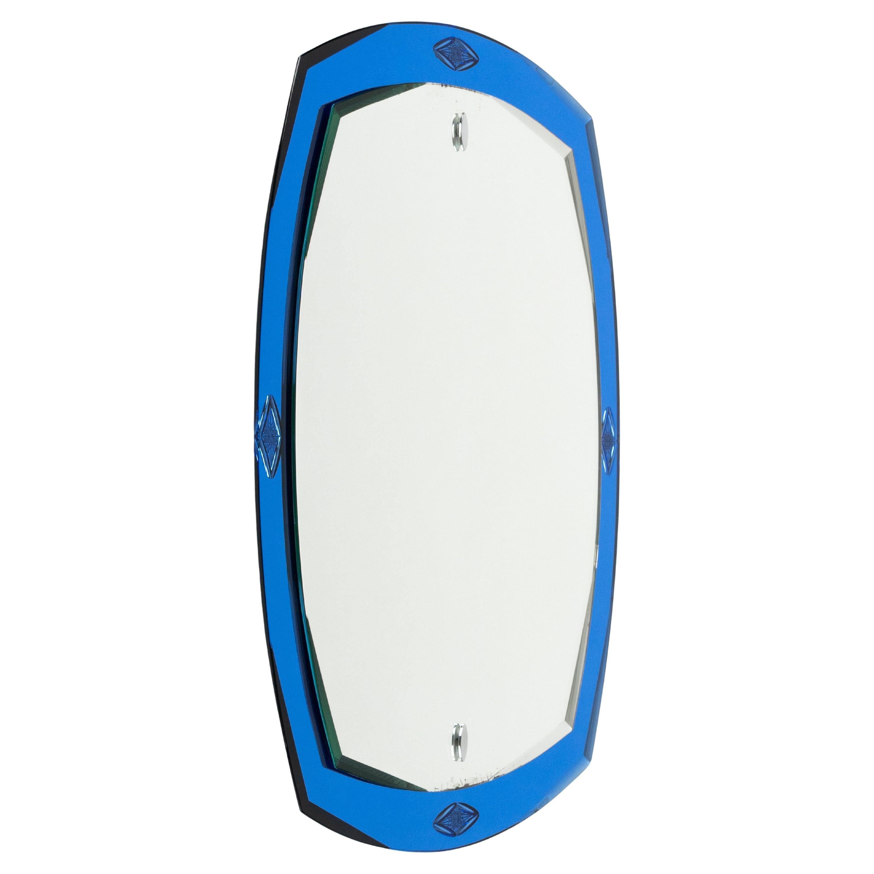 Specchio da parete ovale del Medioevo con bordo blu in stile Cristal Arte, Italia anni '70