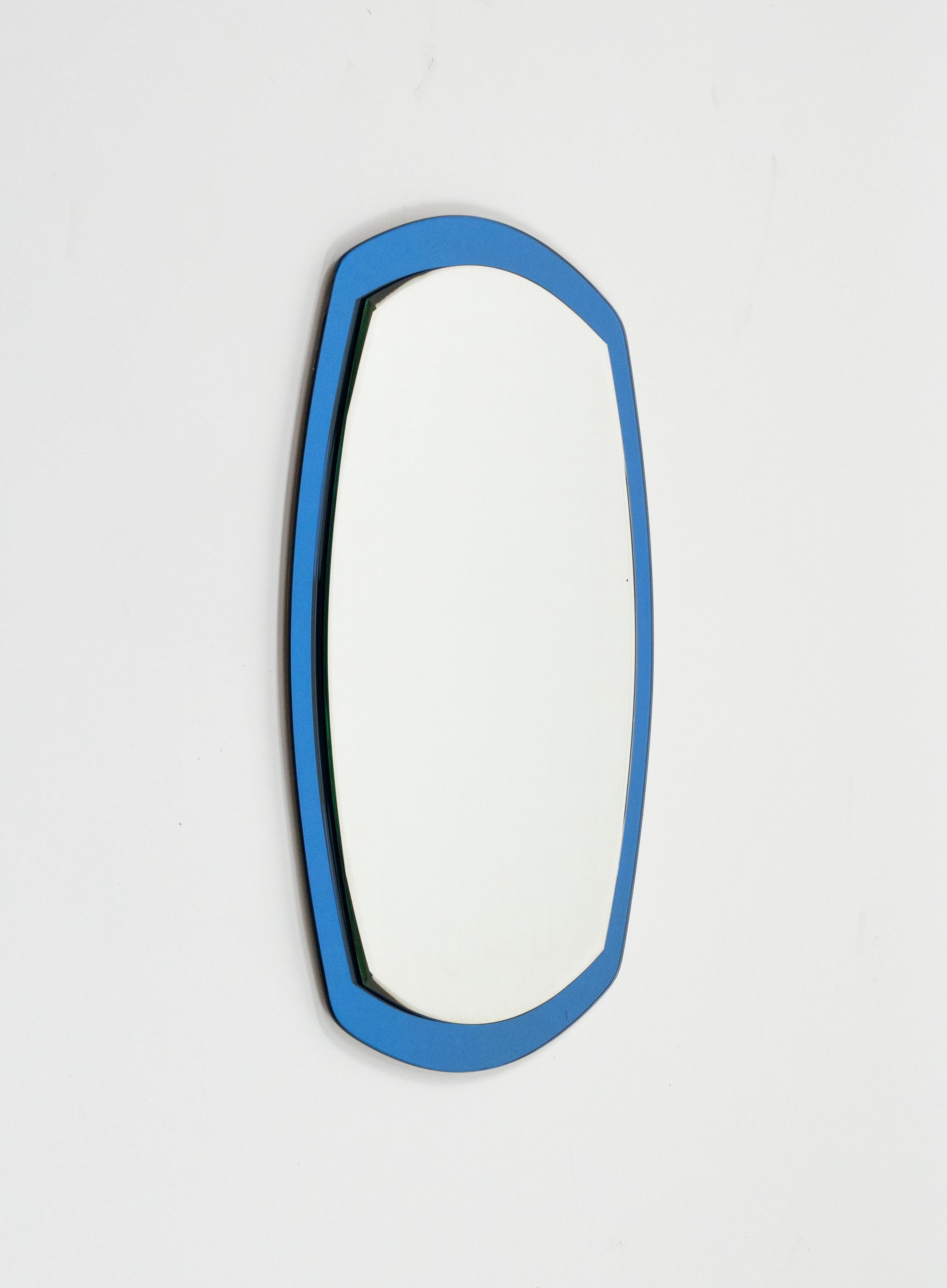 Miroir mural ovale du milieu du siècle avec cadre bleu par Antonio Lupi pour Lupi Cristal Luxor.

Fabriqué en Italie dans les années 1960.

Le Label d'origine est encore attaché comme le montre les photos.
