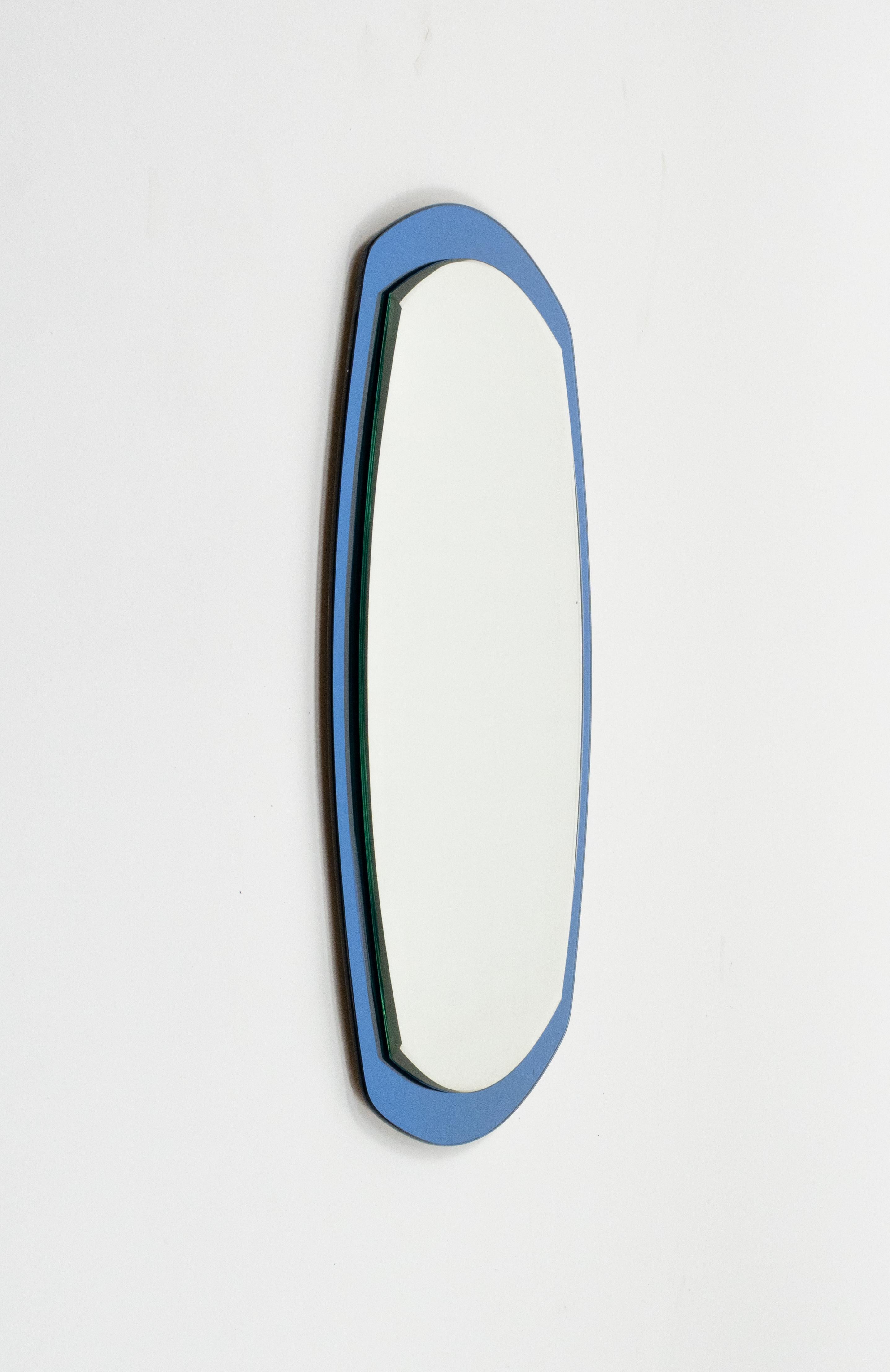 Mid-Century Modern Miroir mural ovale du milieu du siècle avec cadre bleu par Lupi Cristal Luxor, Italie, années 1960 en vente