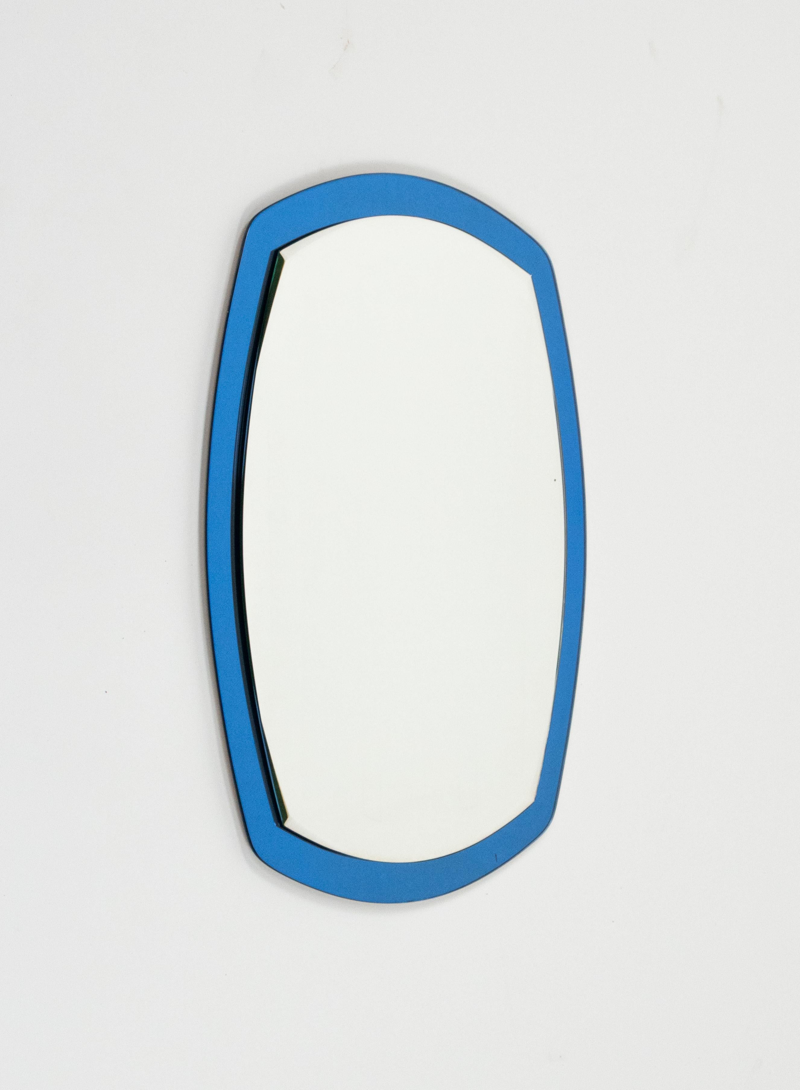 italien Miroir mural ovale du milieu du siècle avec cadre bleu par Lupi Cristal Luxor, Italie, années 1960 en vente