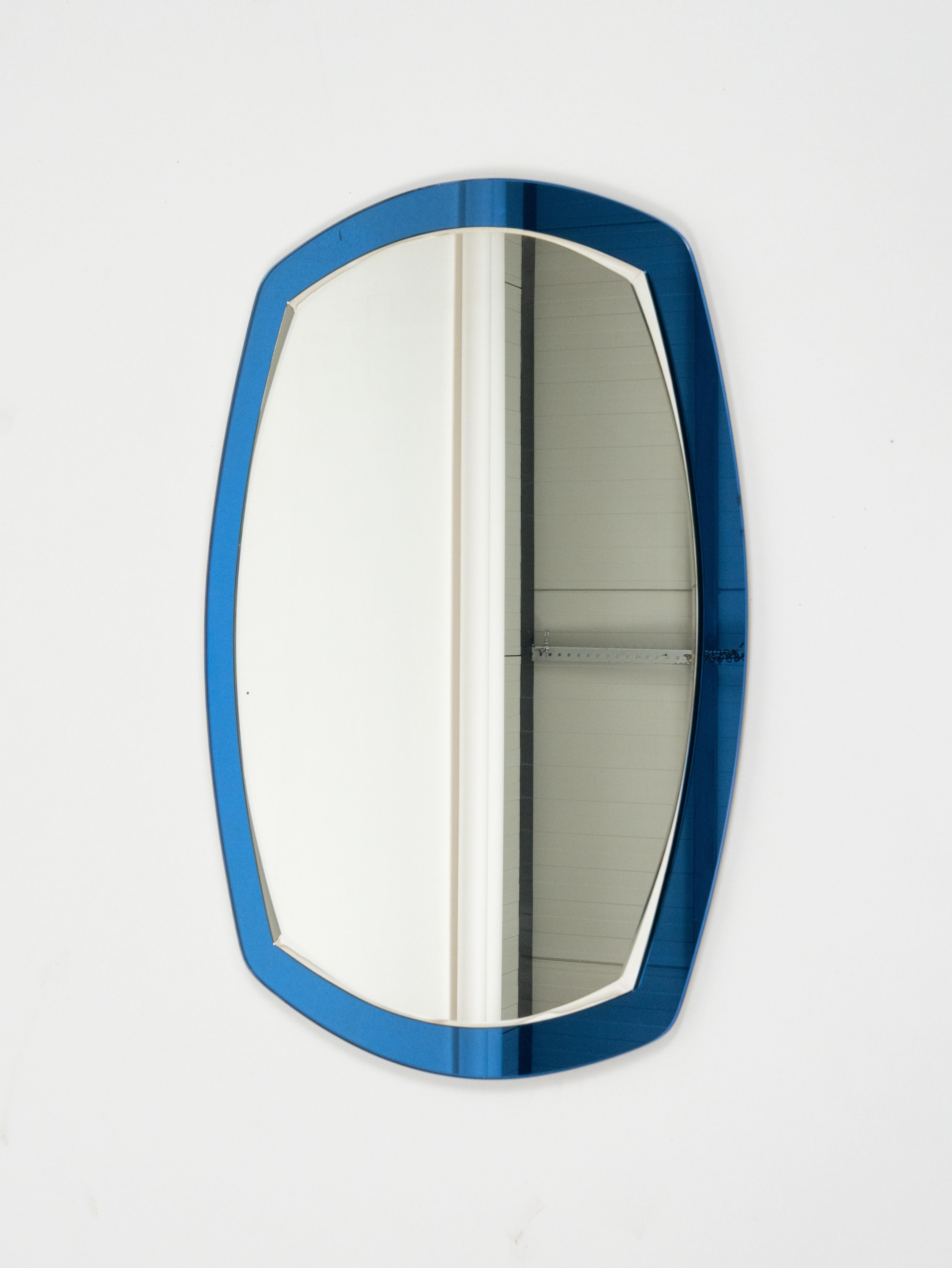 Miroir mural ovale du milieu du siècle avec cadre bleu par Lupi Cristal Luxor, Italie, années 1960 Bon état - En vente à Rome, IT