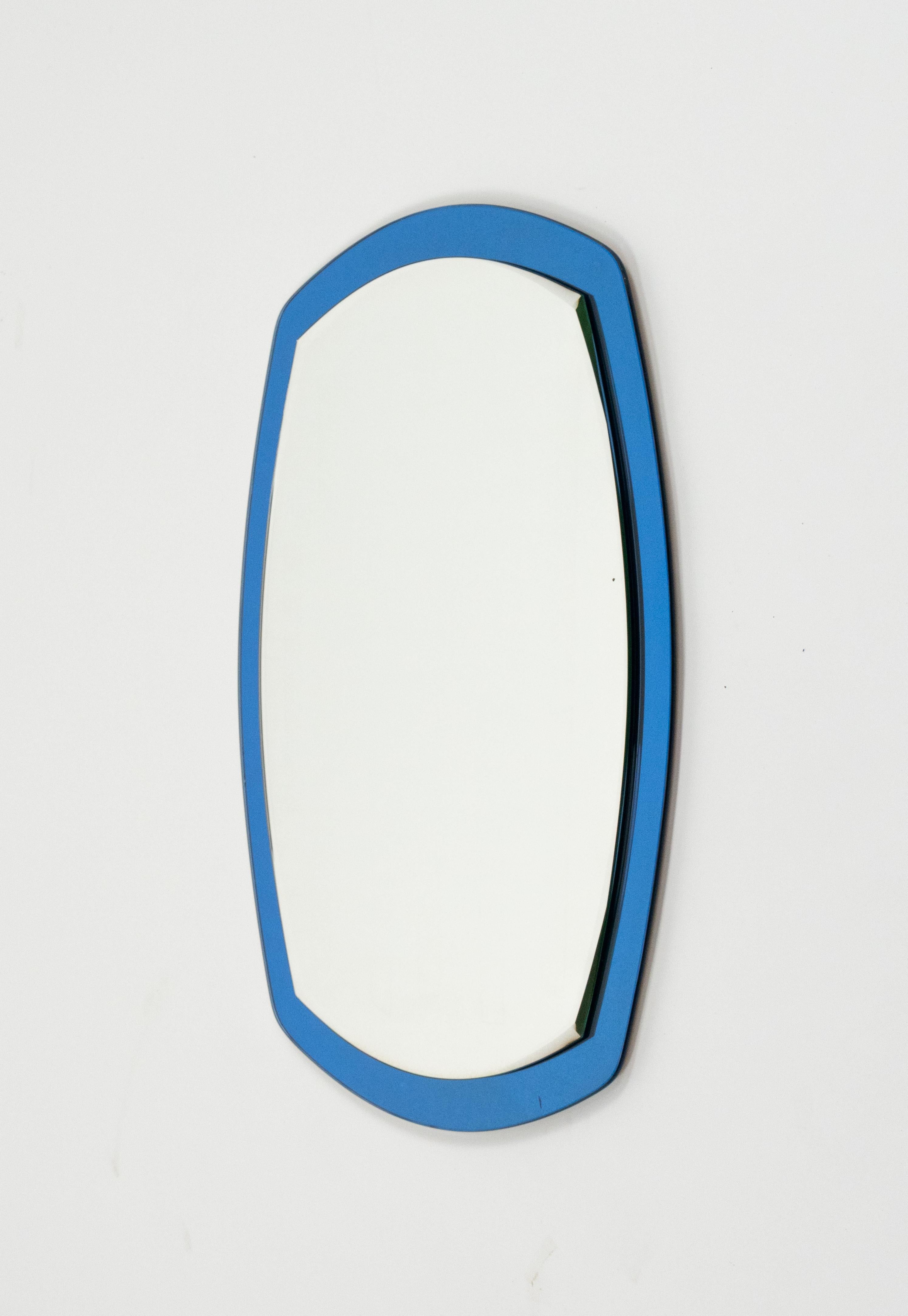 Métal Miroir mural ovale du milieu du siècle avec cadre bleu par Lupi Cristal Luxor, Italie, années 1960 en vente
