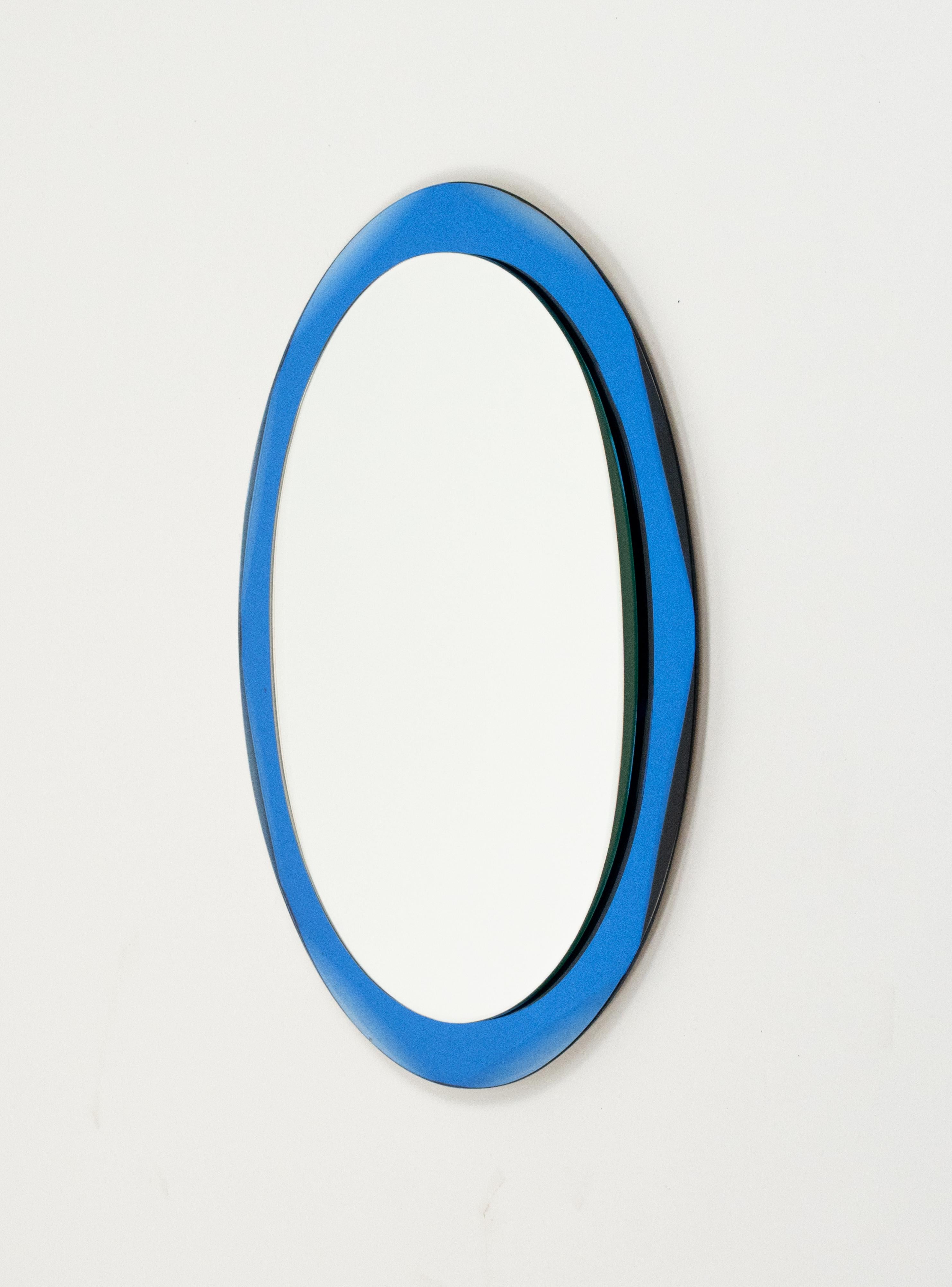 Specchio da parete ovale del Medioevo con cornice blu in stile Cristal Arte, Italia anni '60 in vendita 3