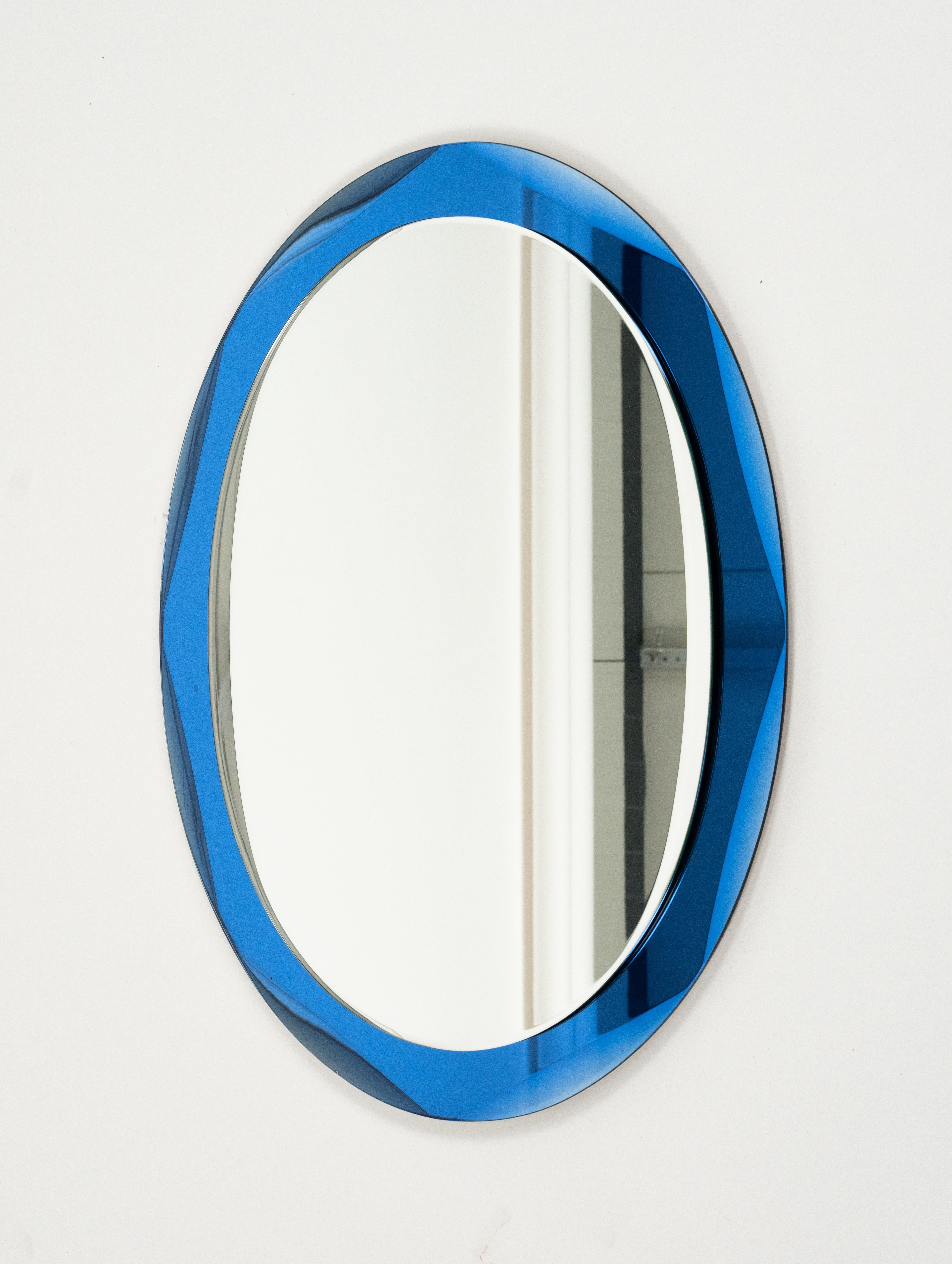Specchio da parete ovale del Medioevo con cornice blu in stile Cristal Arte, Italia anni '60 in vendita 5