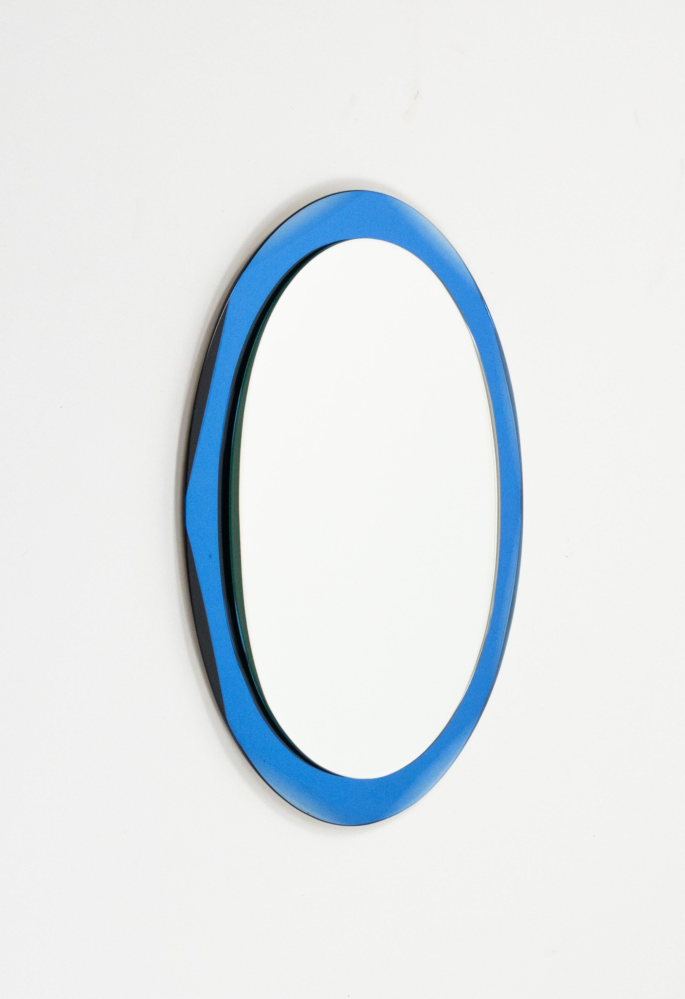 Italiano Specchio da parete ovale del Medioevo con cornice blu in stile Cristal Arte, Italia anni '60 in vendita
