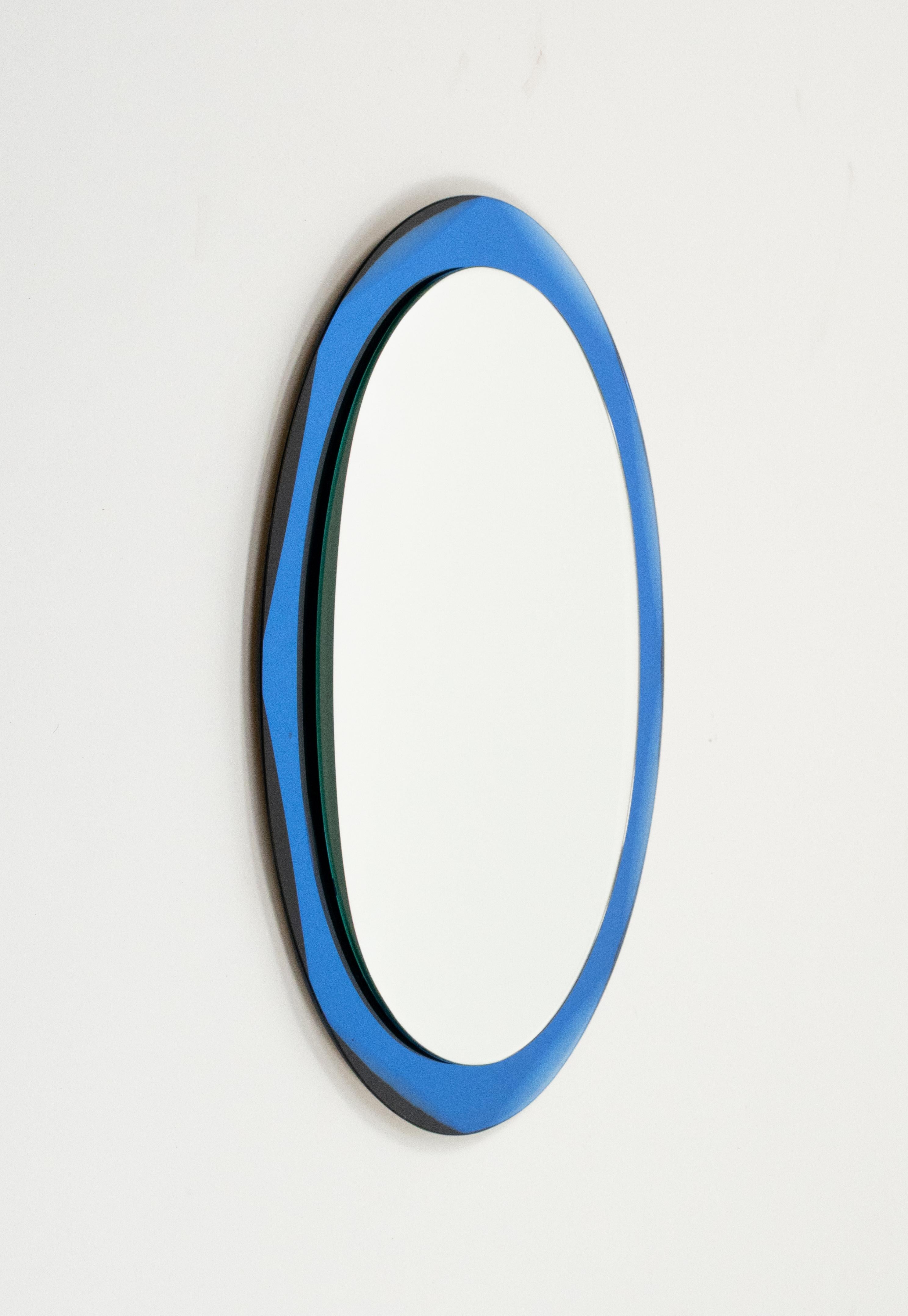 Specchio da parete ovale del Medioevo con cornice blu in stile Cristal Arte, Italia anni '60 In condizioni buone in vendita a Rome, IT