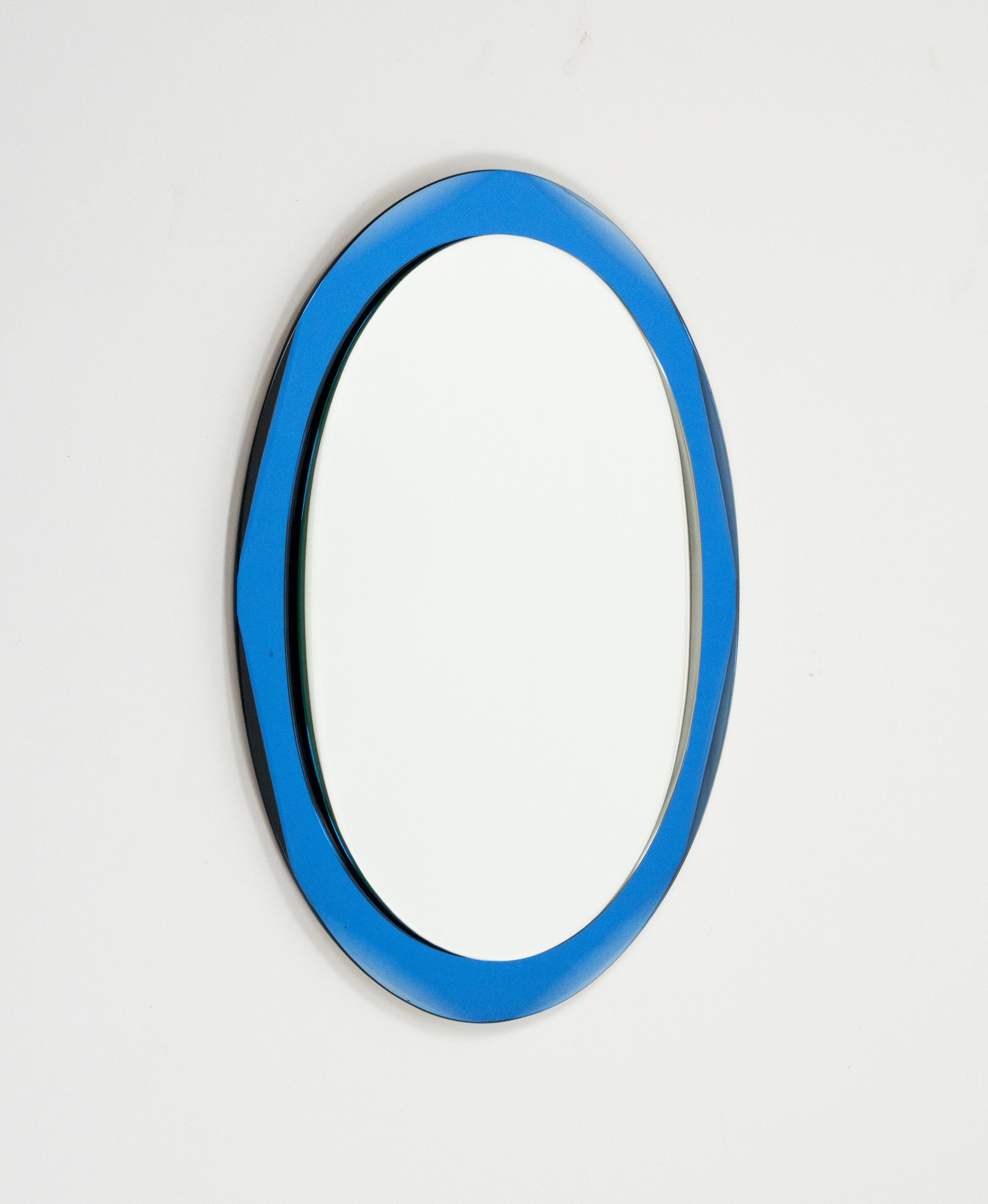 Metà XX secolo Specchio da parete ovale del Medioevo con cornice blu in stile Cristal Arte, Italia anni '60 in vendita