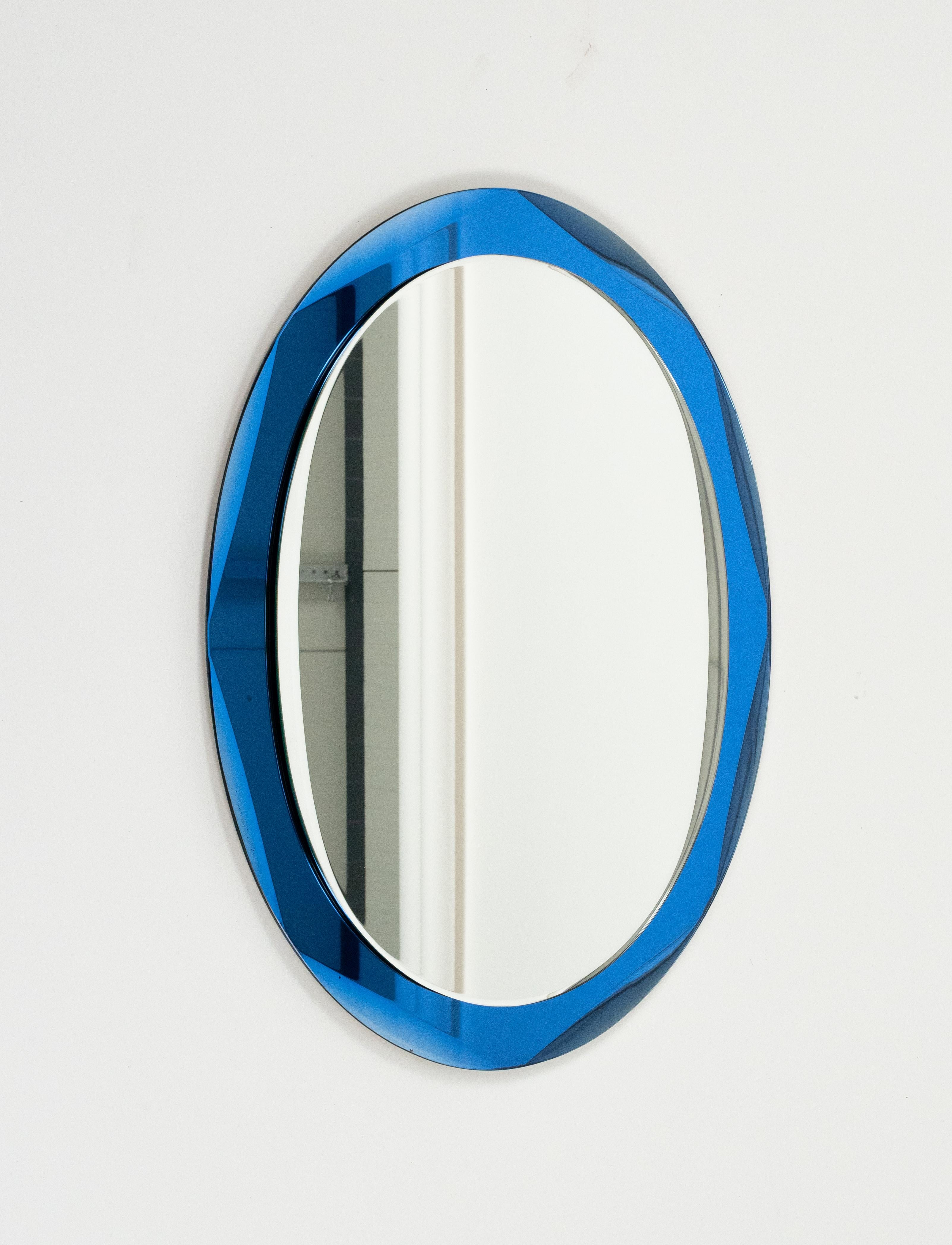 Specchio da parete ovale del Medioevo con cornice blu in stile Cristal Arte, Italia anni '60 in vendita 1