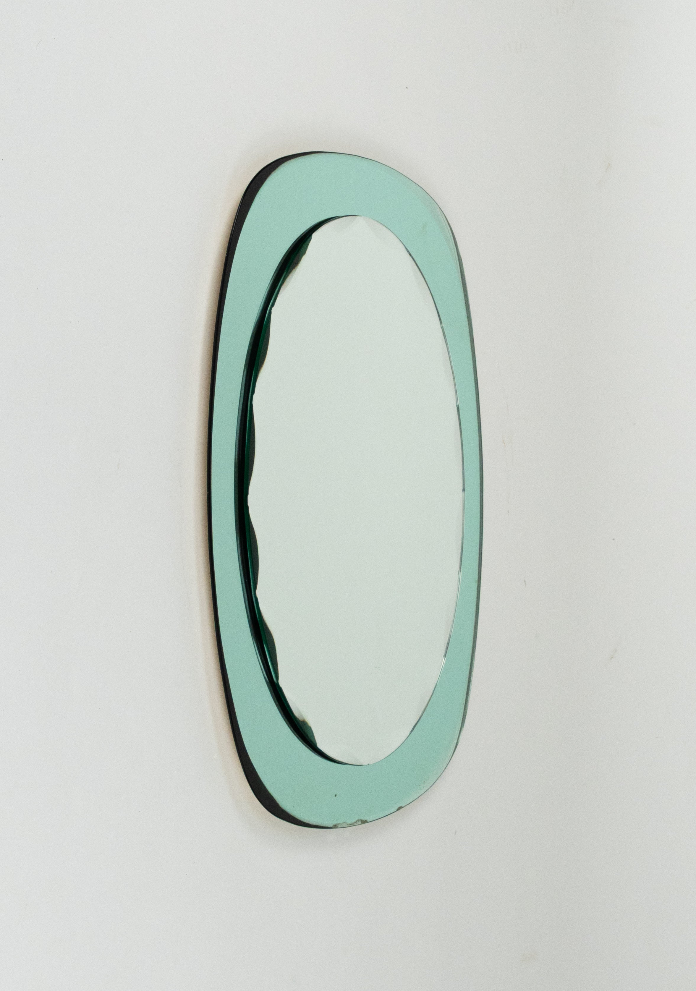 Miroir mural ovale à double niveau du milieu du siècle dernier avec un cadre en verre vert attribué à Cristal Art.

Fabriqué en Italie dans les années 1960.

Le miroir, original de l'époque, présente de petits signes de décoloration.

Cristal Arte