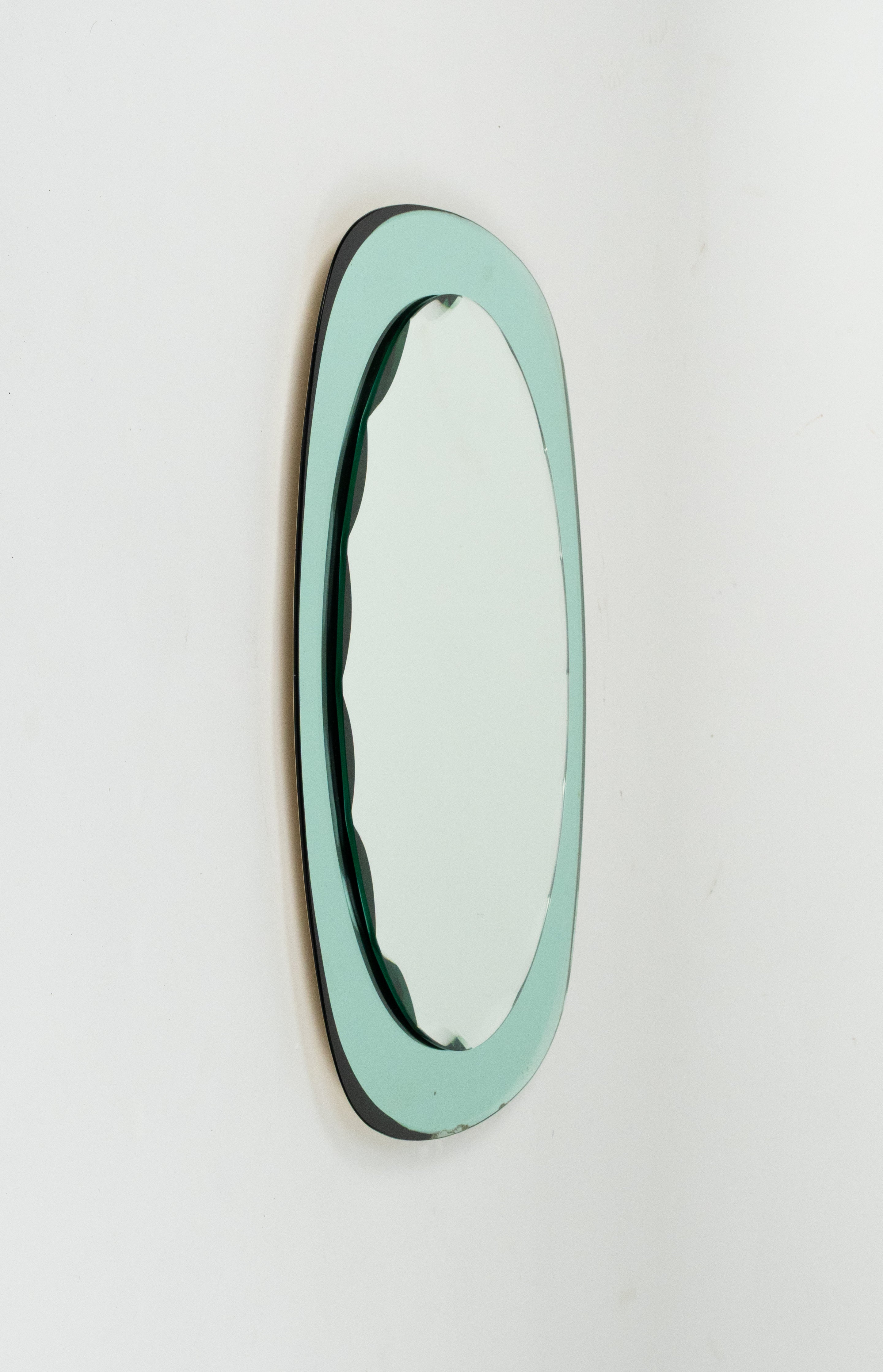 Mid-Century Modern Miroir mural ovale du milieu du siècle avec cadre vert, style Cristal Arte, Italie, années 1960 en vente