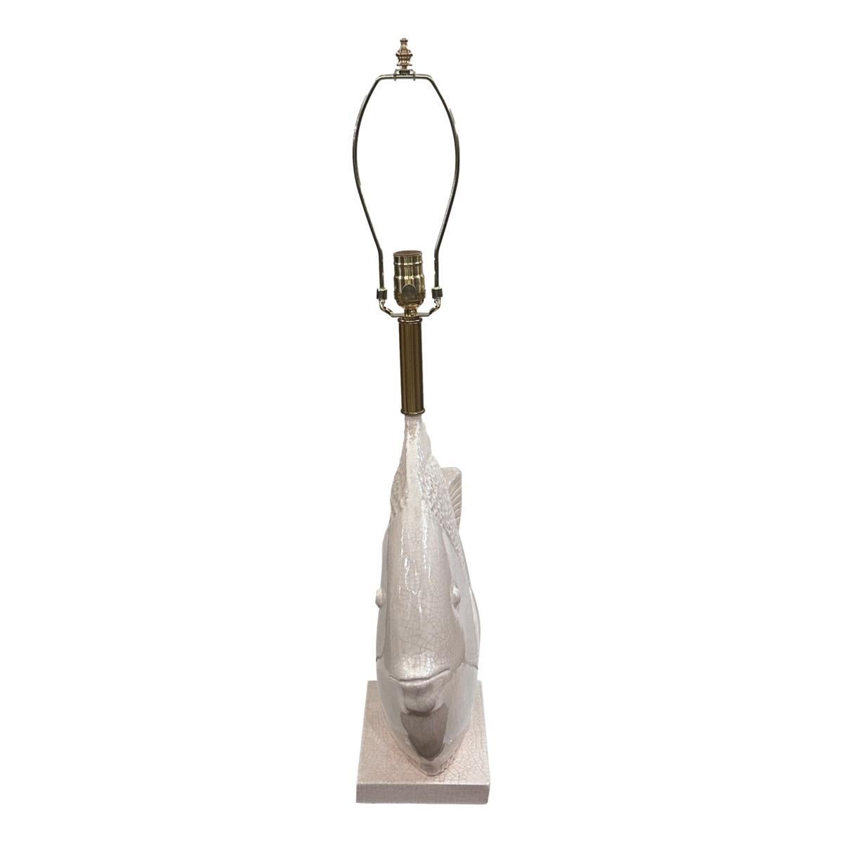 Lampe de table en forme de poisson, datant des années 1970.

Mesures :
Hauteur du corps : 18