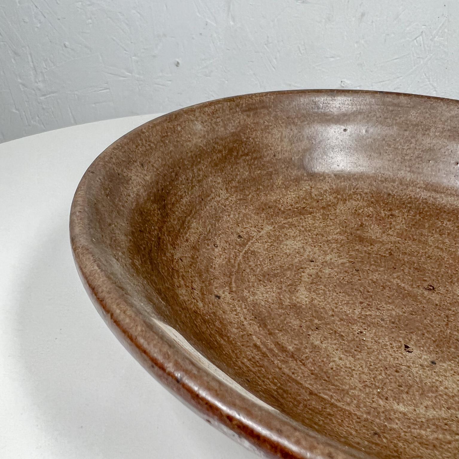 20ième siècle Bol en poterie Ozarka du milieu du siècle dernier, grès brun tourné à la main, St Joe, Arkansas en vente