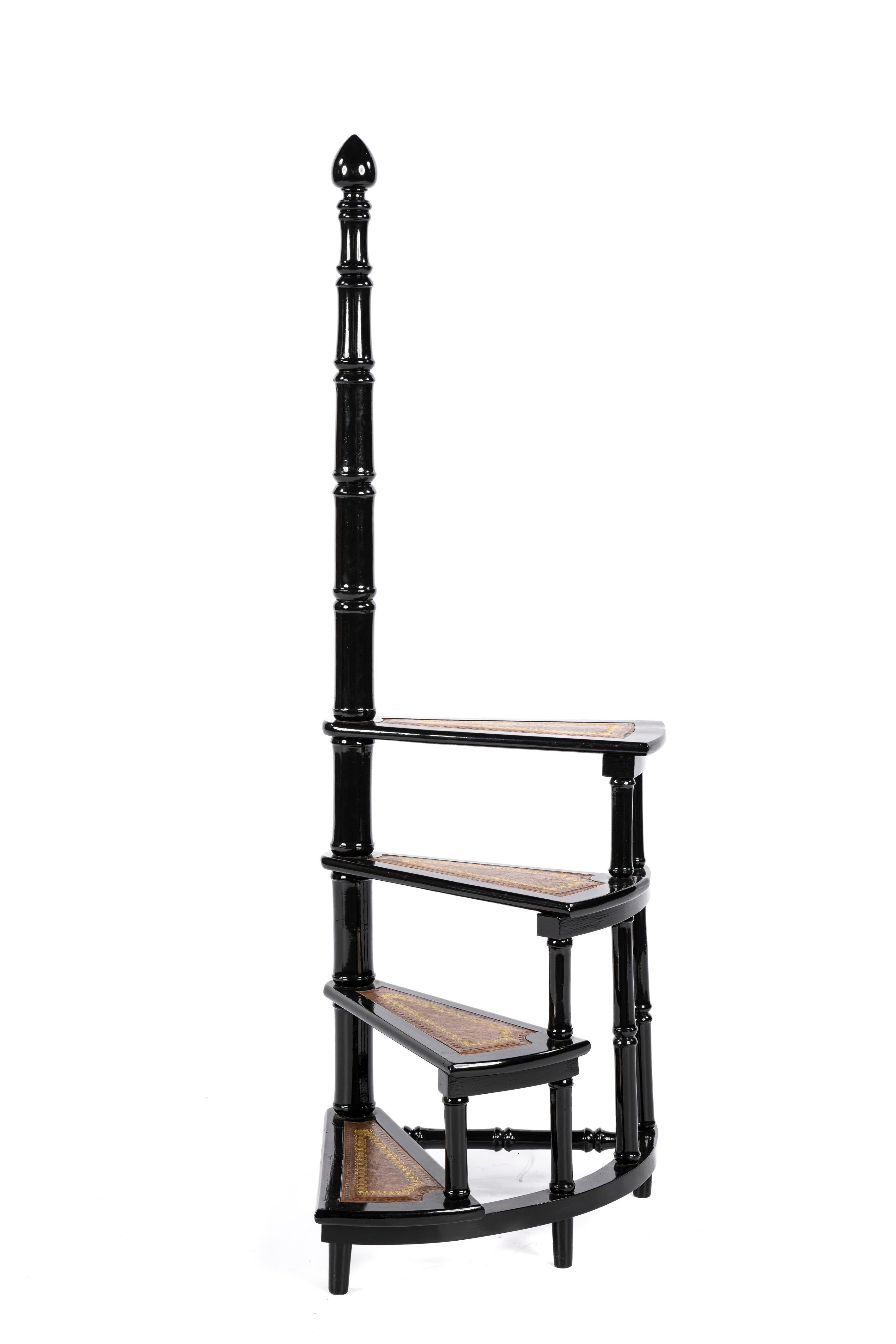 
Te ofrecemos una preciosa escalera circular de madera de nogal italiana torneada y pintada. La escalera ofrece cuatro peldaños, cada uno con una incrustación de piel de oveja de color coñac decorada con pan de oro. La escalera gira en torno a un