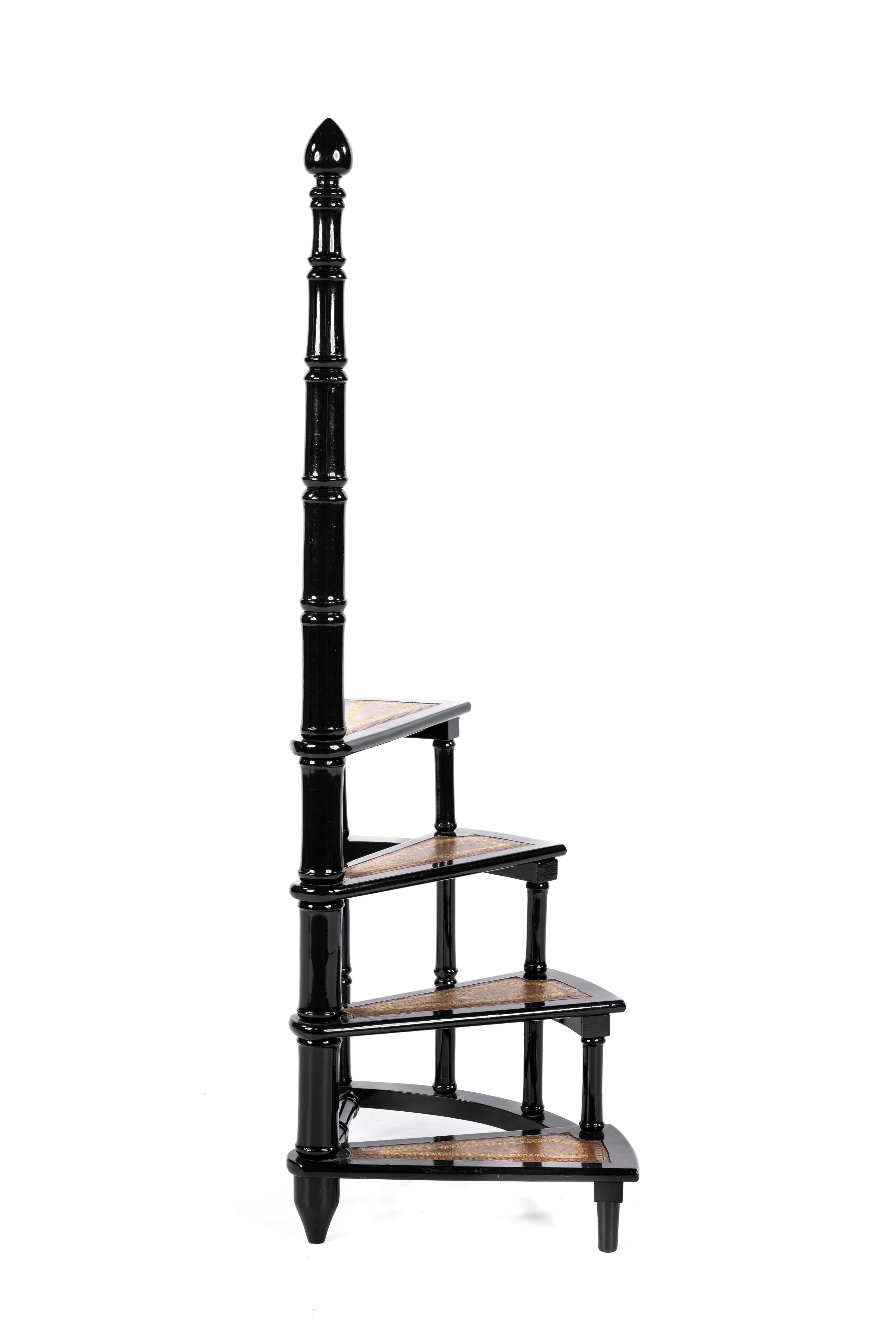 Escalera de biblioteca de 4 peldaños en espiral de nogal negro pintado de mediados de siglo Moderno de mediados de siglo en venta
