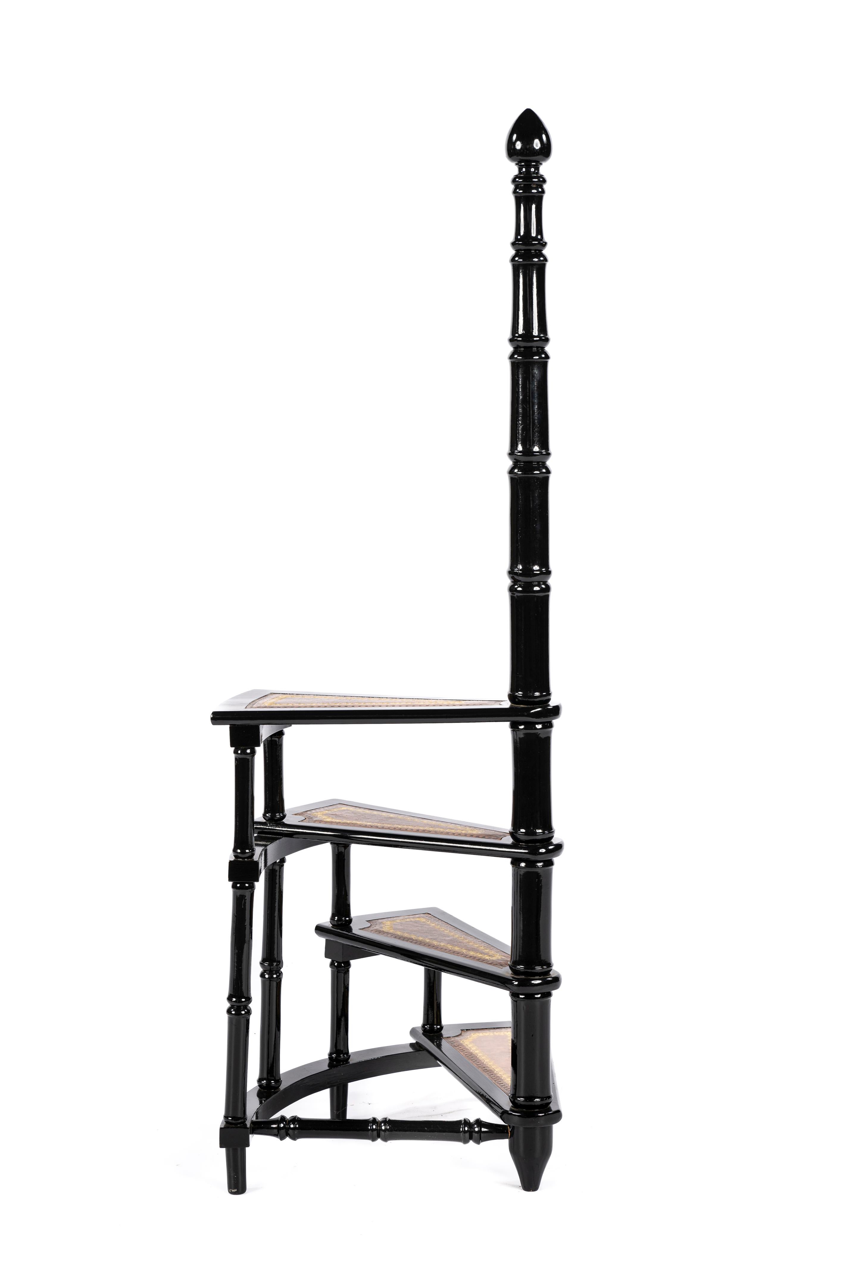 Escalera de biblioteca de 4 peldaños en espiral de nogal negro pintado de mediados de siglo Italiano en venta