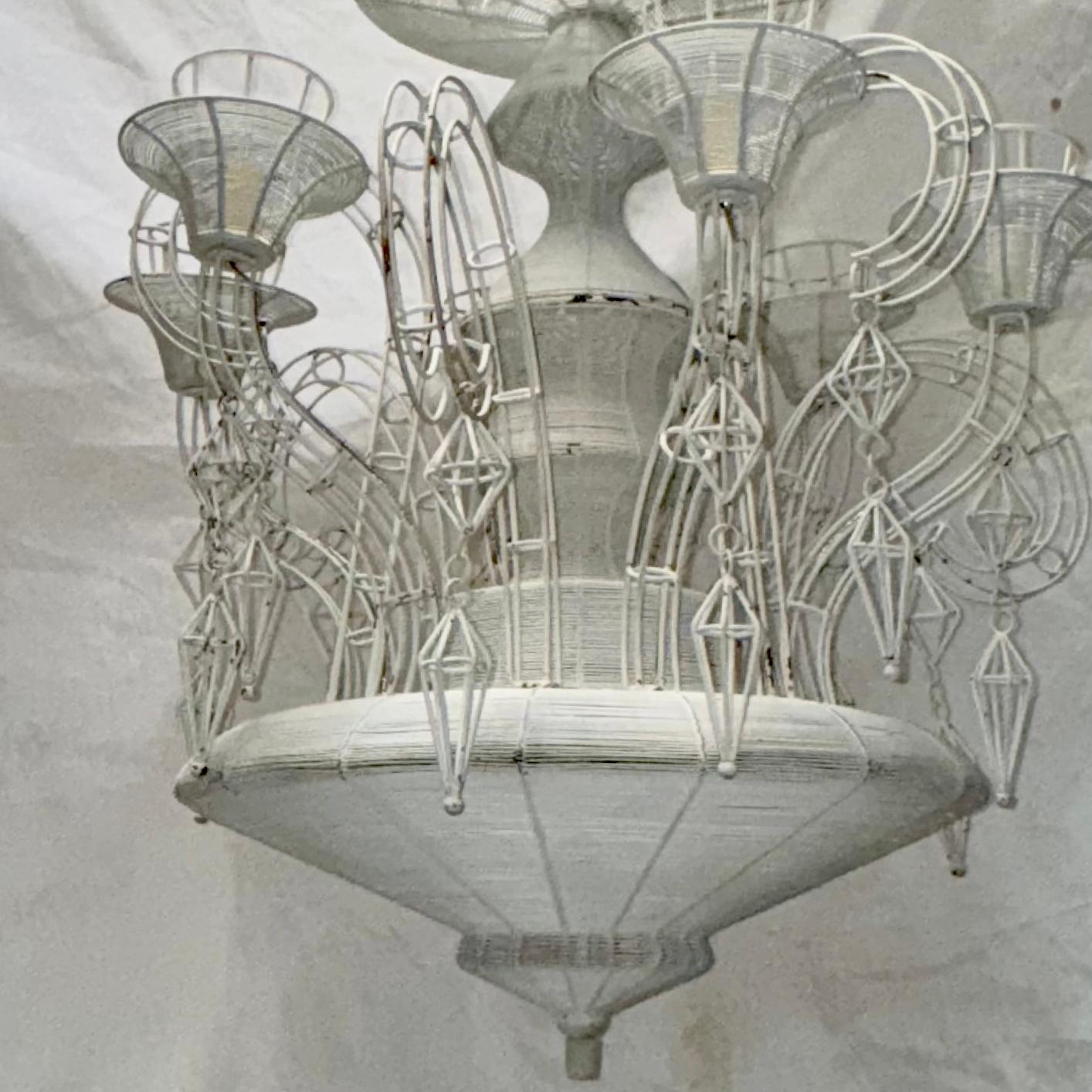 Un luminaire à 6 lumières en métal tressé français des années 1950.

Mesures :
Chute : 31