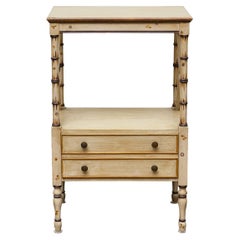 Table d'appoint peinte du milieu du siècle dernier avec supports en faux bambou et brancards en forme de X