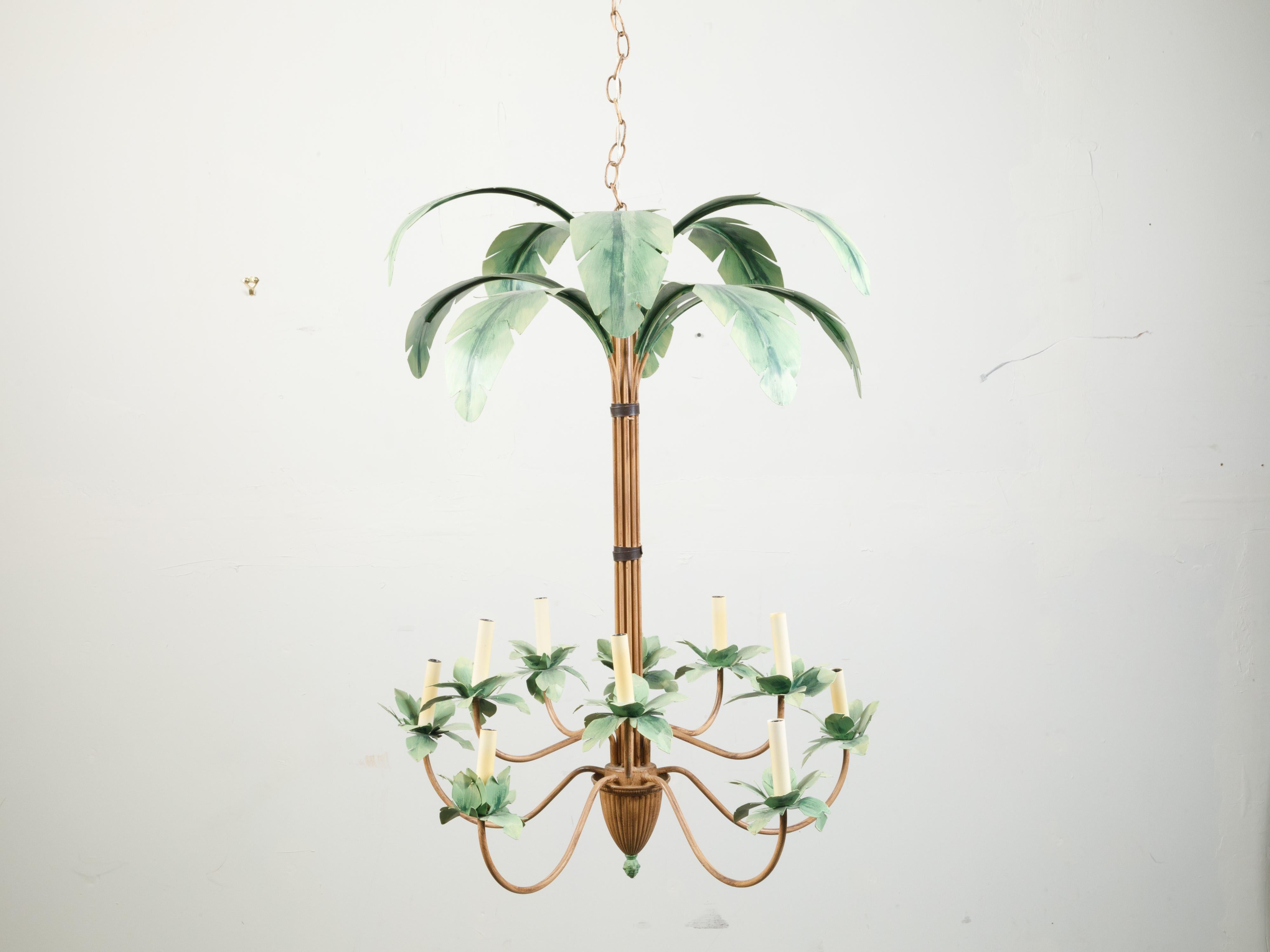 Un luminaire vintage en forme de palmier tôle peint du milieu du 20e siècle, avec 10 lumières et des bras en forme de poire. Créé au milieu du siècle dernier, ce luminaire attire notre attention par sa silhouette de palmier tôle peinte supportant 10