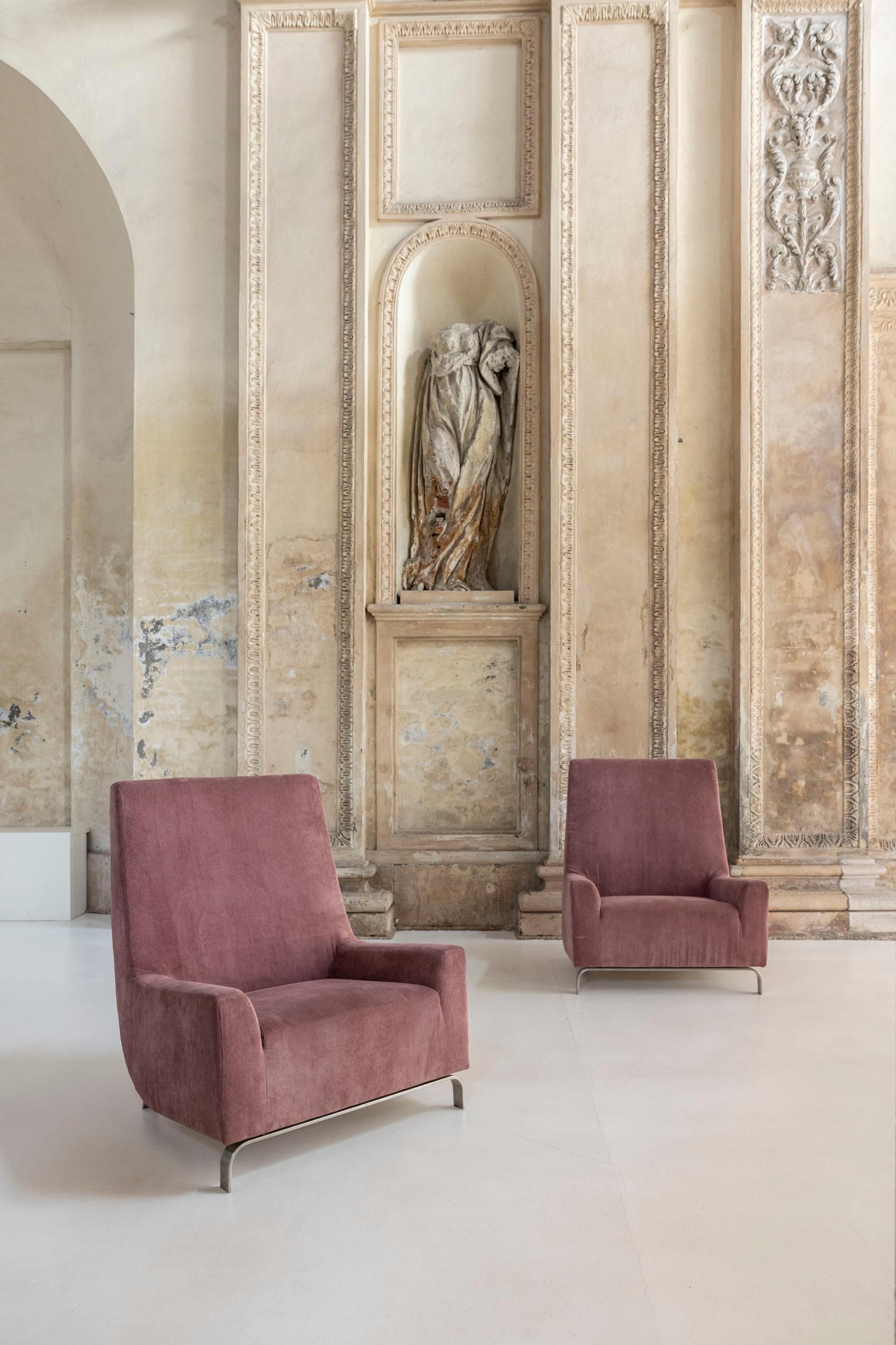 Eleganti sedie in velluto attribuite a Gianni Moscatelli per Formanova. Le sedute sono imbottite e rivestite in velluto a coste rosa, mentre le gambe in acciaio inossidabile presentano un design distintivo ed elegante tipico dello stile di