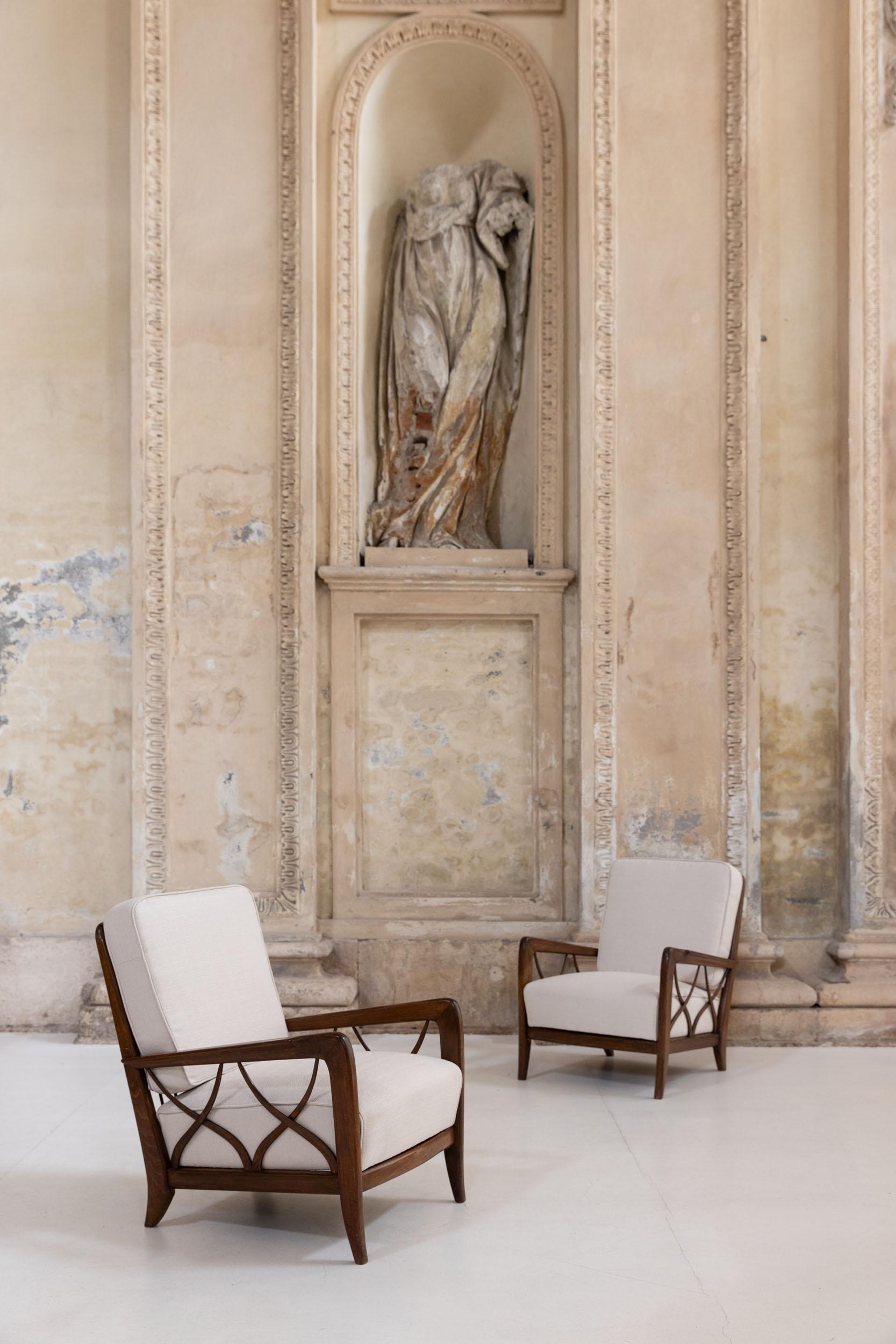 Iconic pair of  Paolo Buffa armchairs.
Elegant wood structure with cotton fabric cushion ( newly reupholstered).
Very comfortable.

Perfect vintage condition 
Italy, 1940 