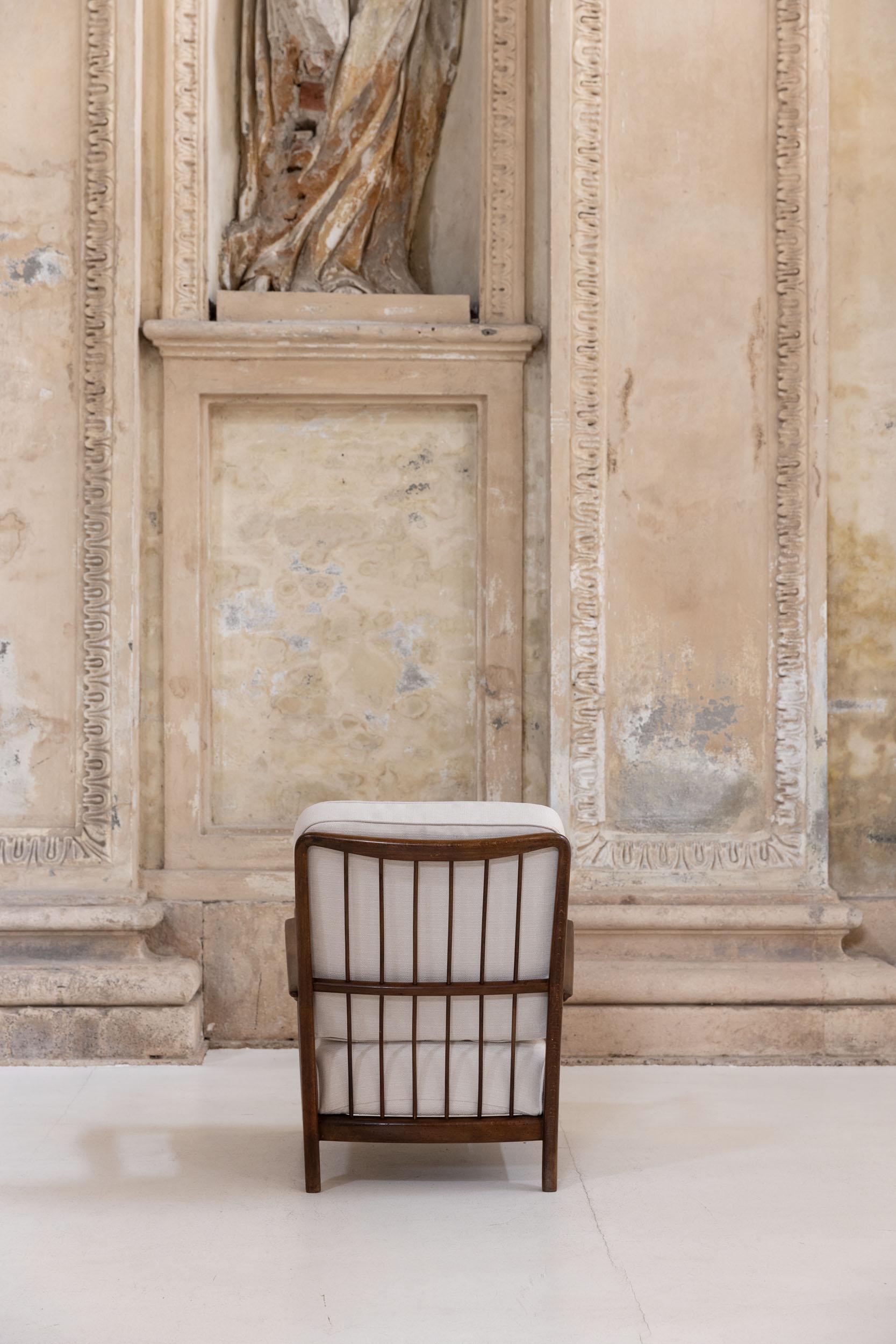 Paar Sessel aus der Mitte des Jahrhunderts, entworfen von Paolo Buffa im Angebot 1