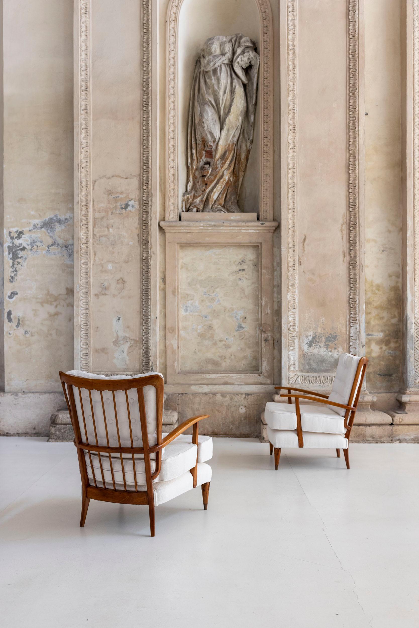 Coppia di poltrone, disegnate da Paolo Buffa negli anni Cinquanta.
Le sedie sono realizzate in legno chiaro, con linee splendidamente scolpite che riflettono la maestria di Buffa nell'artigianato tradizionale fuso con la sensibilità moderna. I