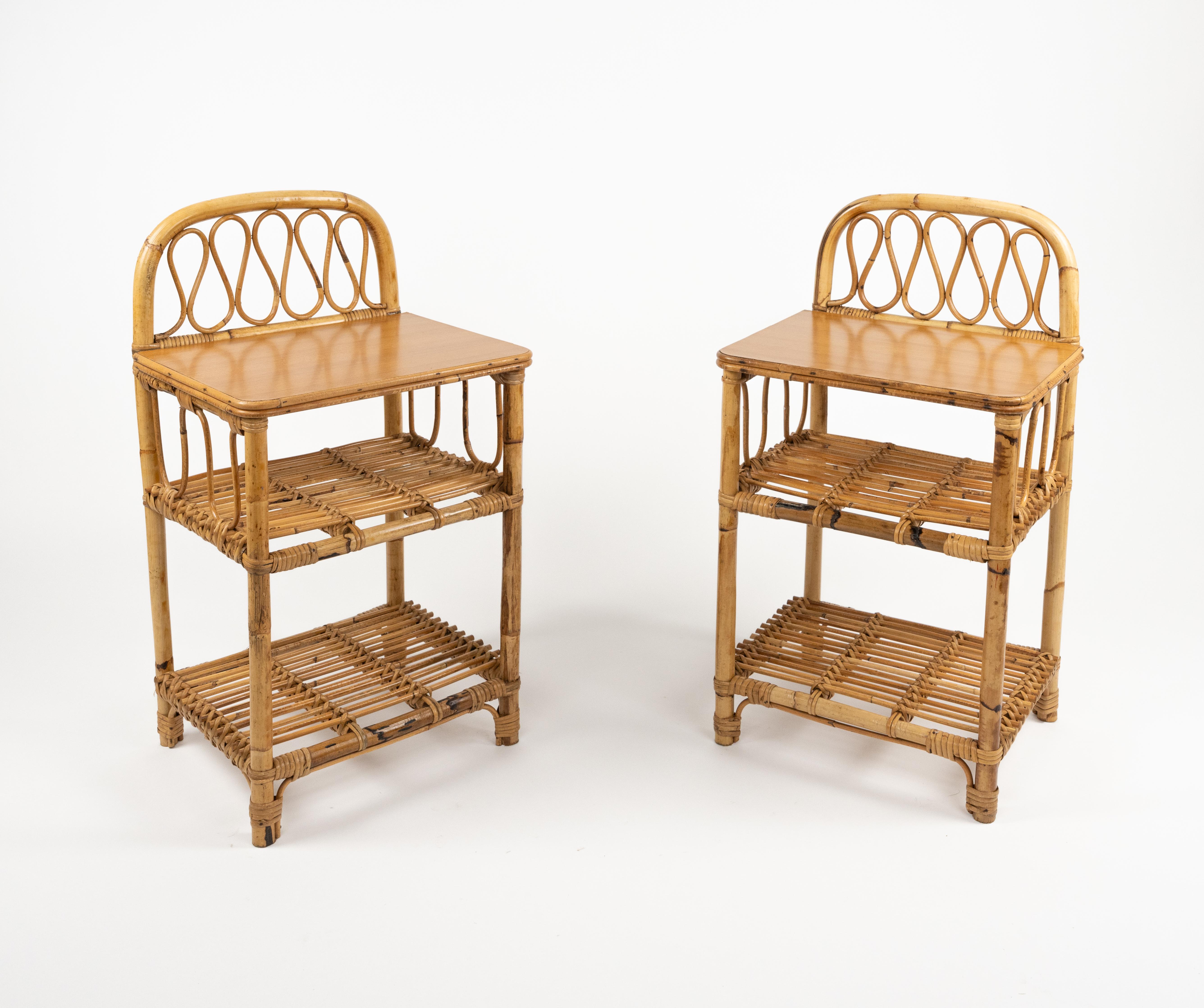 Midecentury schöne Paar Nachttisch Nachttische in Bambus und Rattan mit unteren Regalen .

Hergestellt in Italien in den 1960er Jahren.

Dieses einzigartige Nachttischpaar, das vollständig von Hand gefertigt wurde und perfekte Proportionen aufweist,