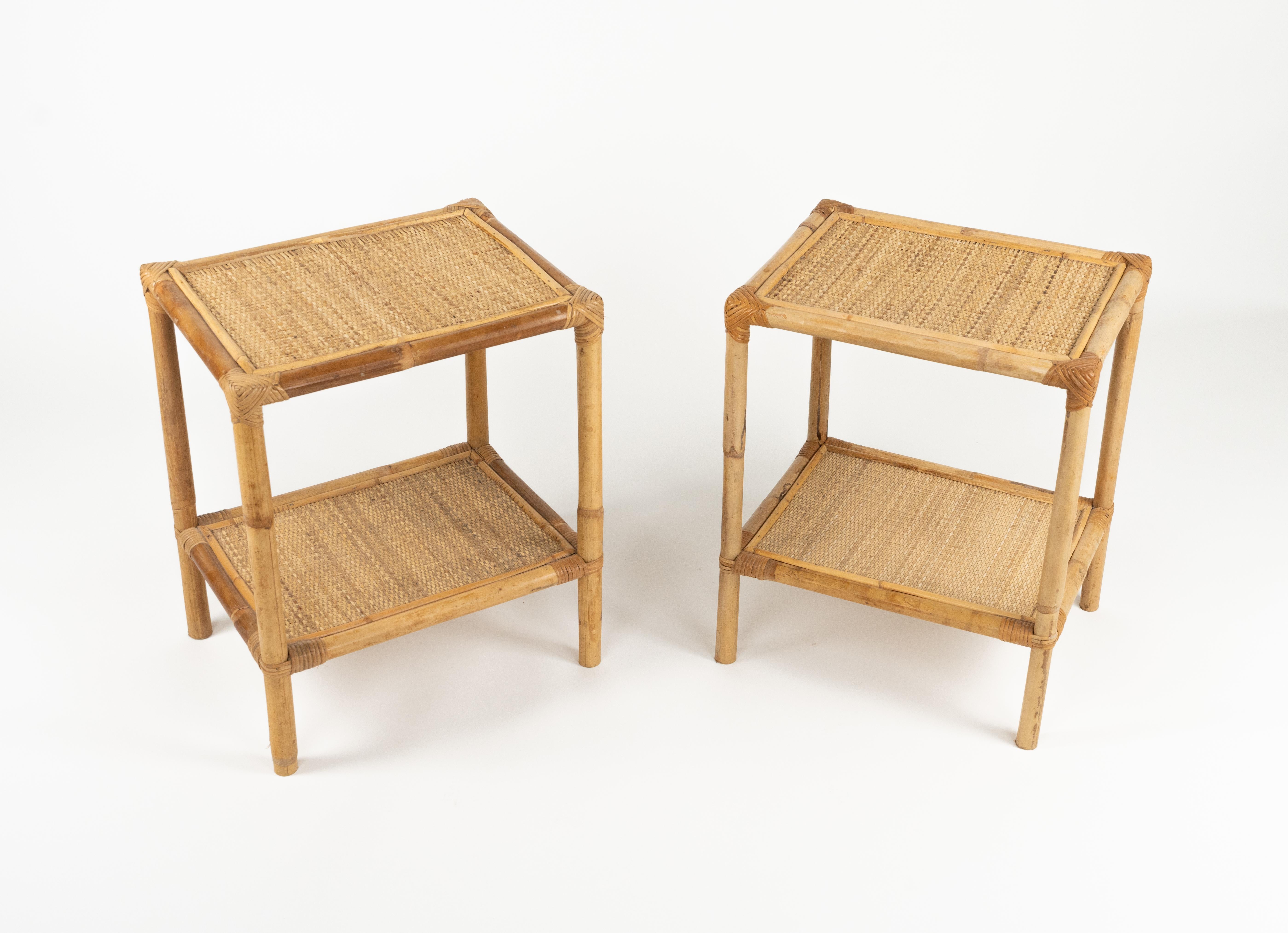 italien Paire de tables de chevet du milieu du siècle dernier en bambou, rotin et osier, Italie 1970 en vente
