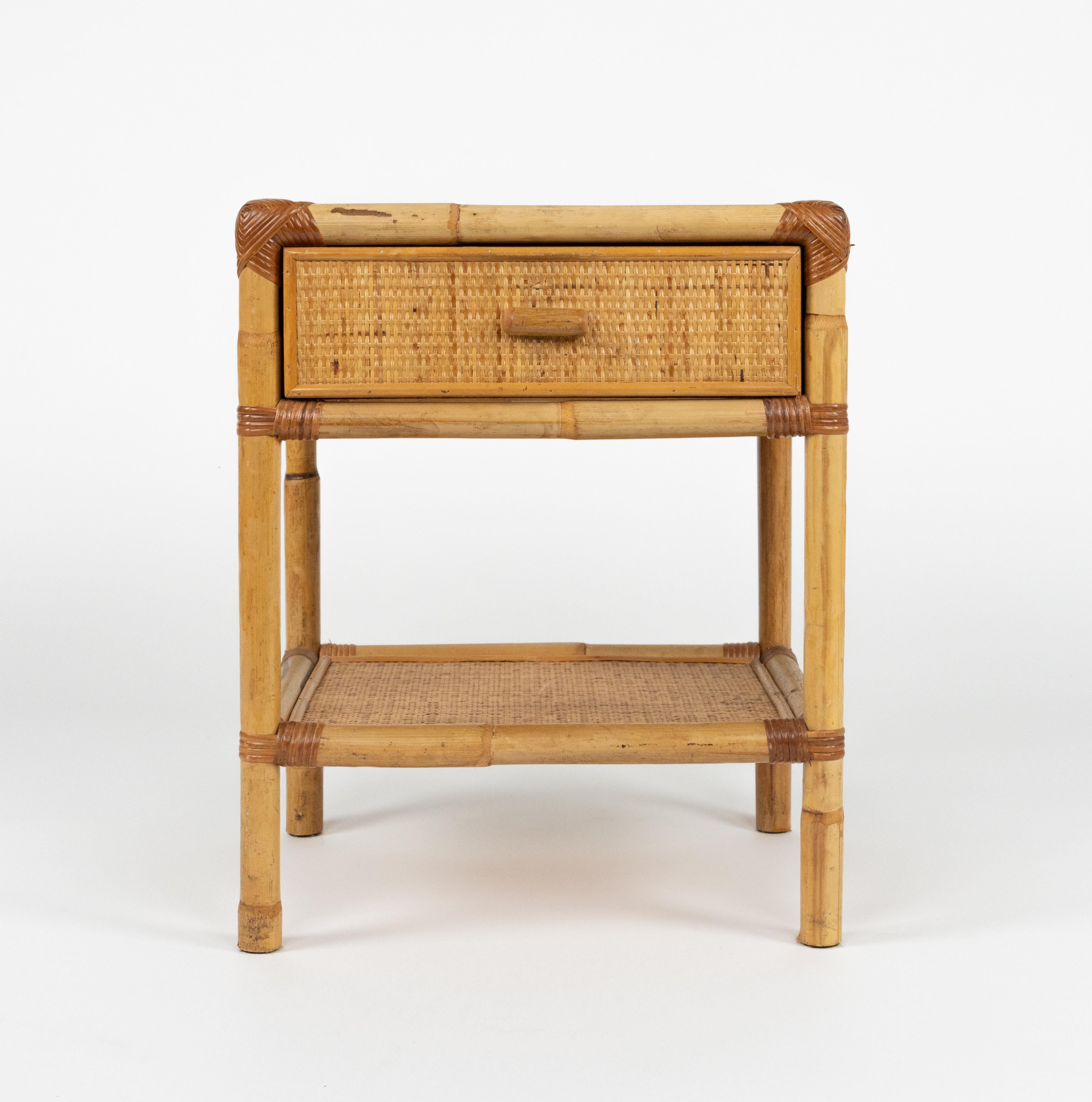 Midcentury Pair of Bed Side Tables Nightstands in Bamboo and Rattan, Italy 1970s en vente 3